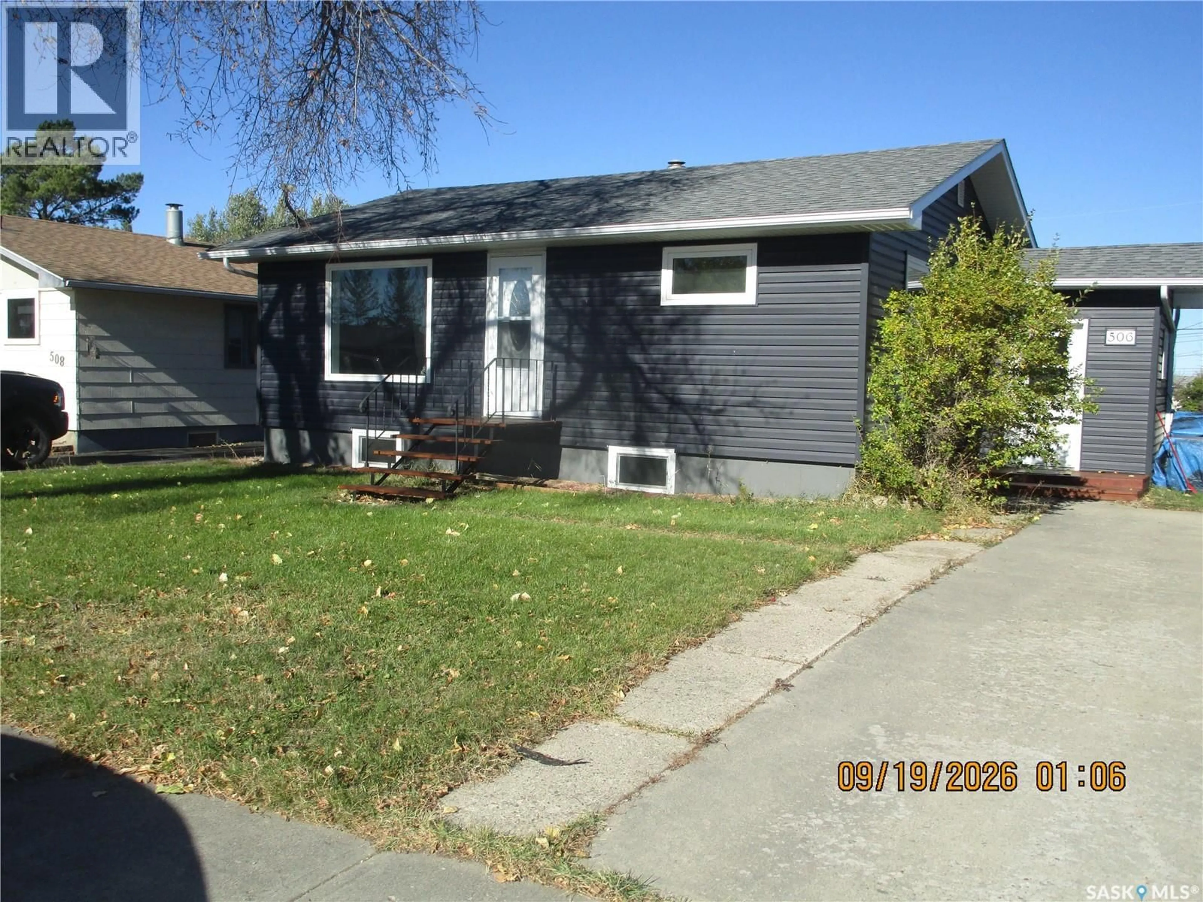 Home with vinyl exterior material, street for 506 6TH AVENUE, Assiniboia Saskatchewan S0H0B0