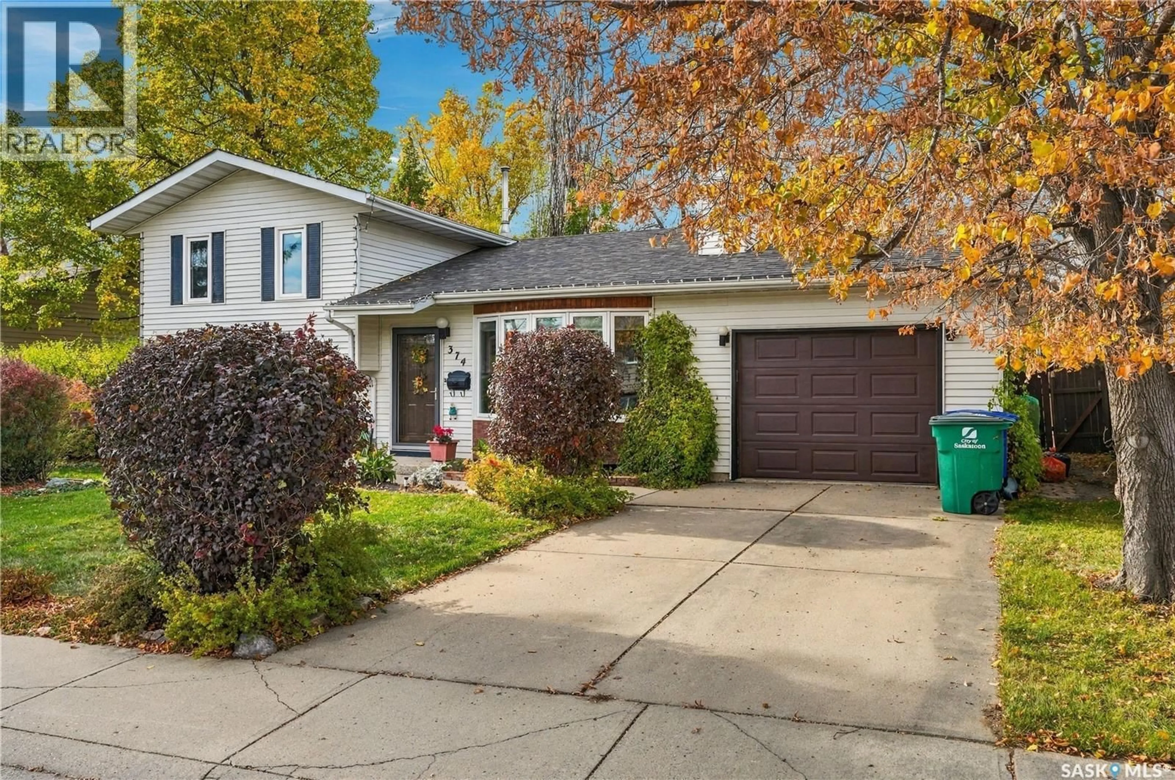 Home with vinyl exterior material, street for 374 THAIN CRESCENT, Saskatoon Saskatchewan S7K6N7