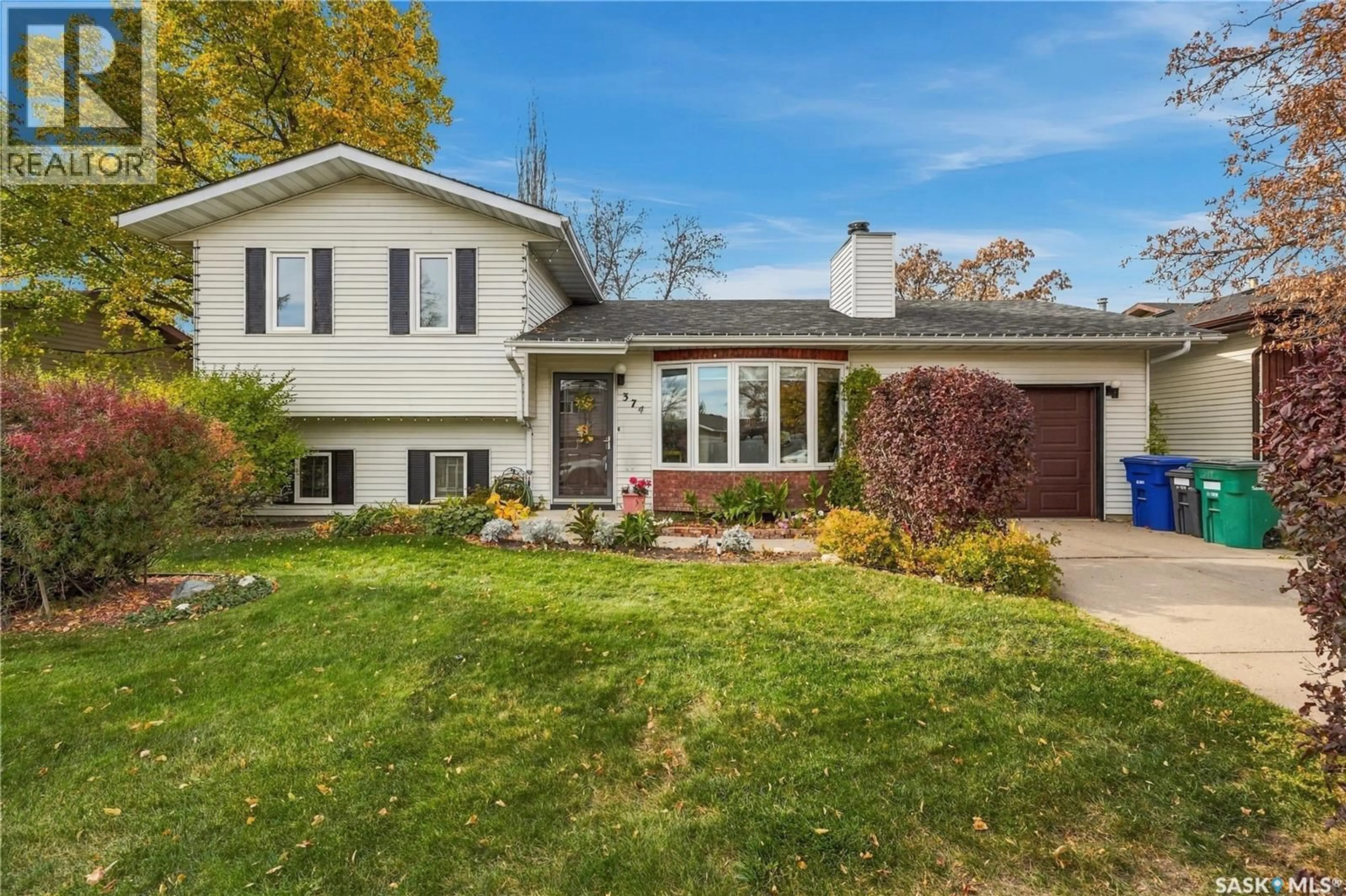 Home with vinyl exterior material, street for 374 THAIN CRESCENT, Saskatoon Saskatchewan S7K6N7