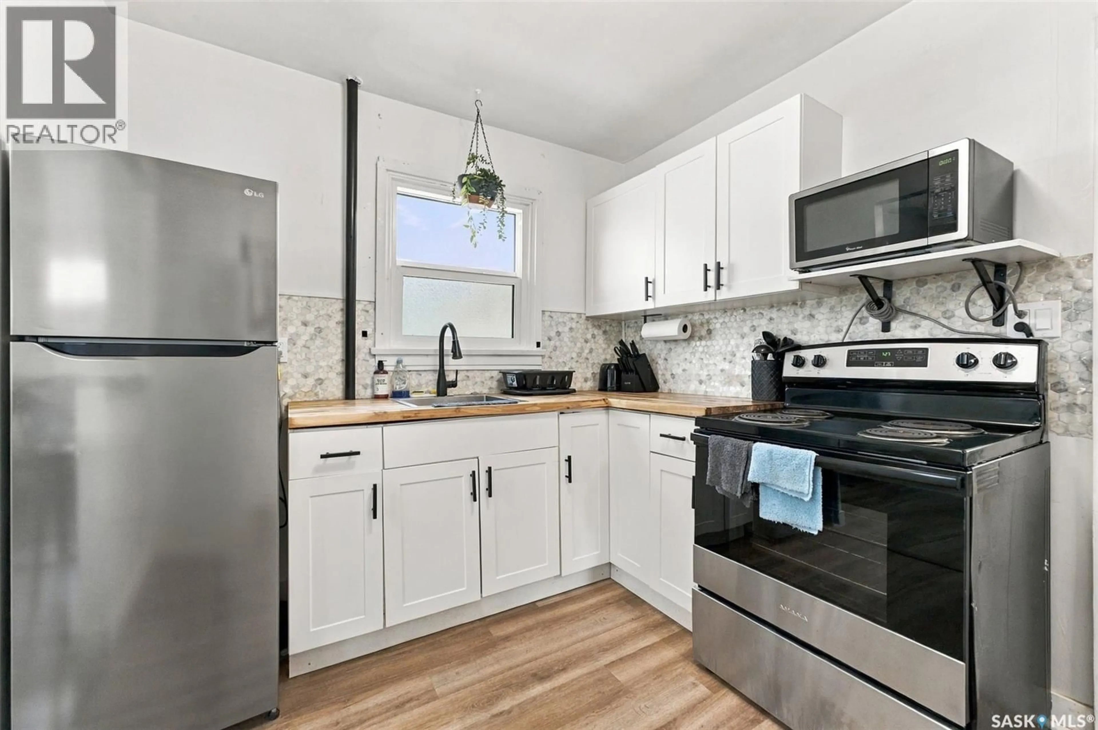 Standard kitchen, unknown for 1116 12TH STREET, Saskatoon Saskatchewan S7H0E2
