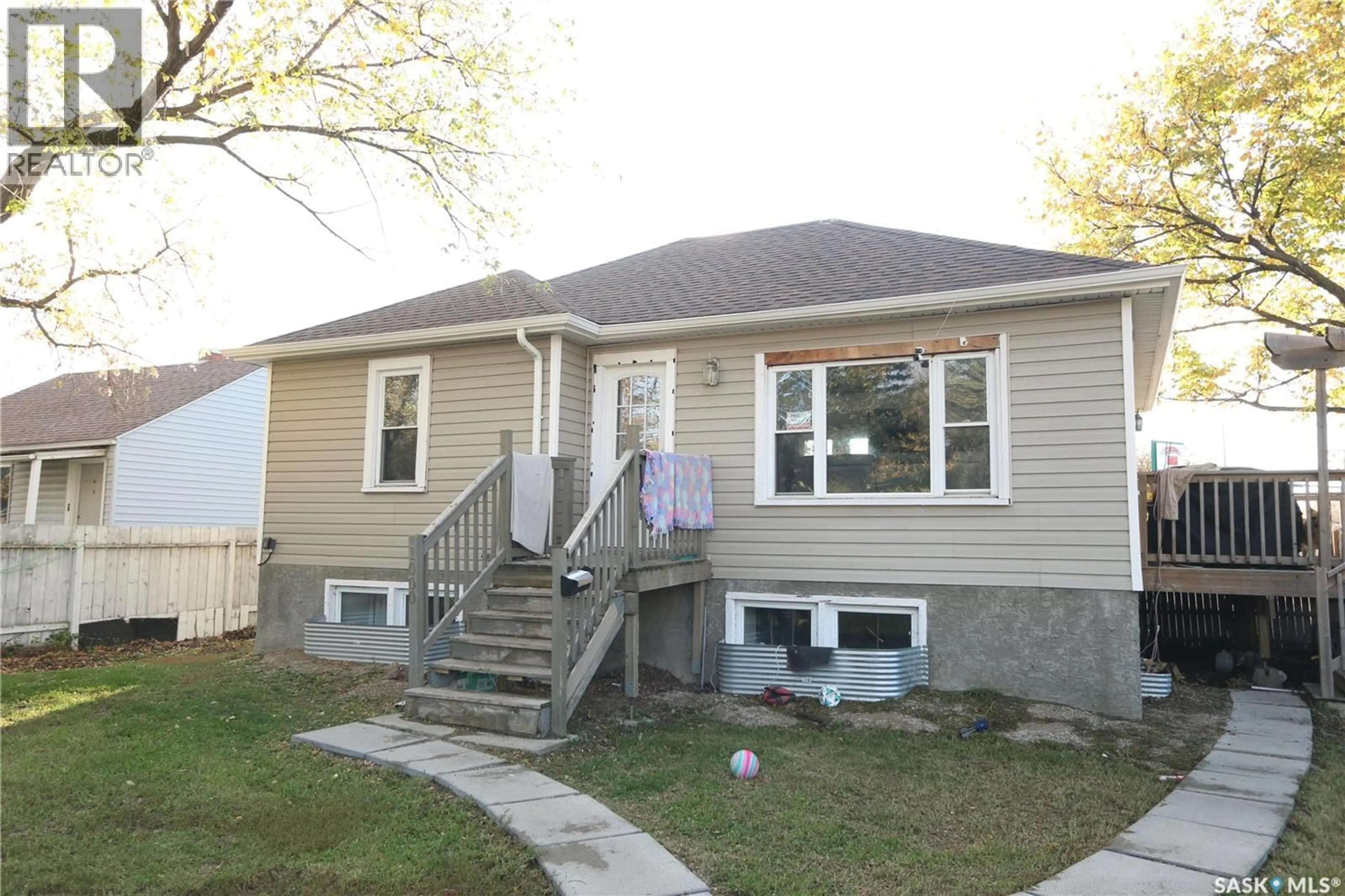 Home with vinyl exterior material, street for 1000 WASCANA STREET, Regina Saskatchewan S4T4H7