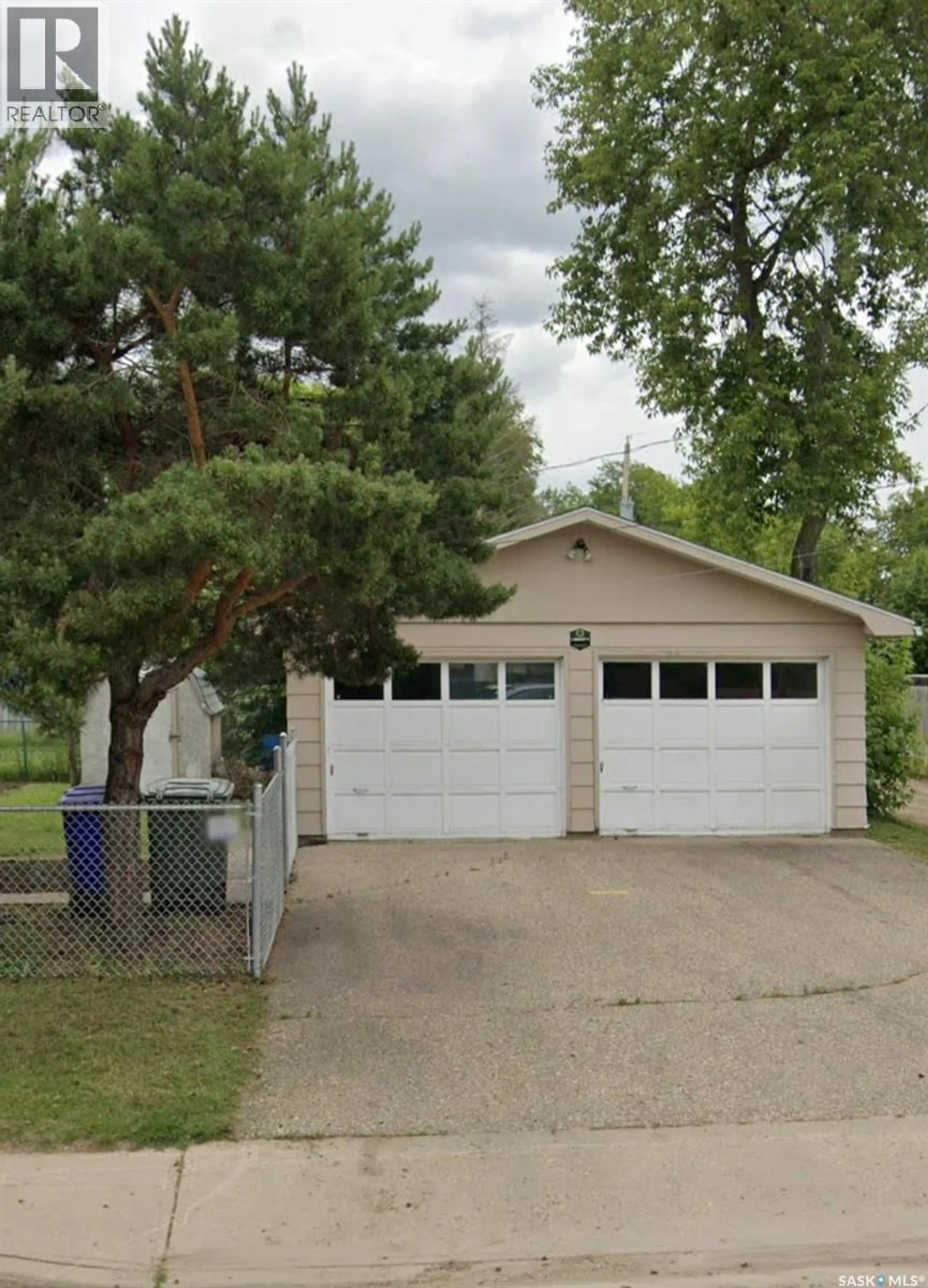 Indoor garage for E - 805 4A STREET, Prince Albert Saskatchewan S6V0K6