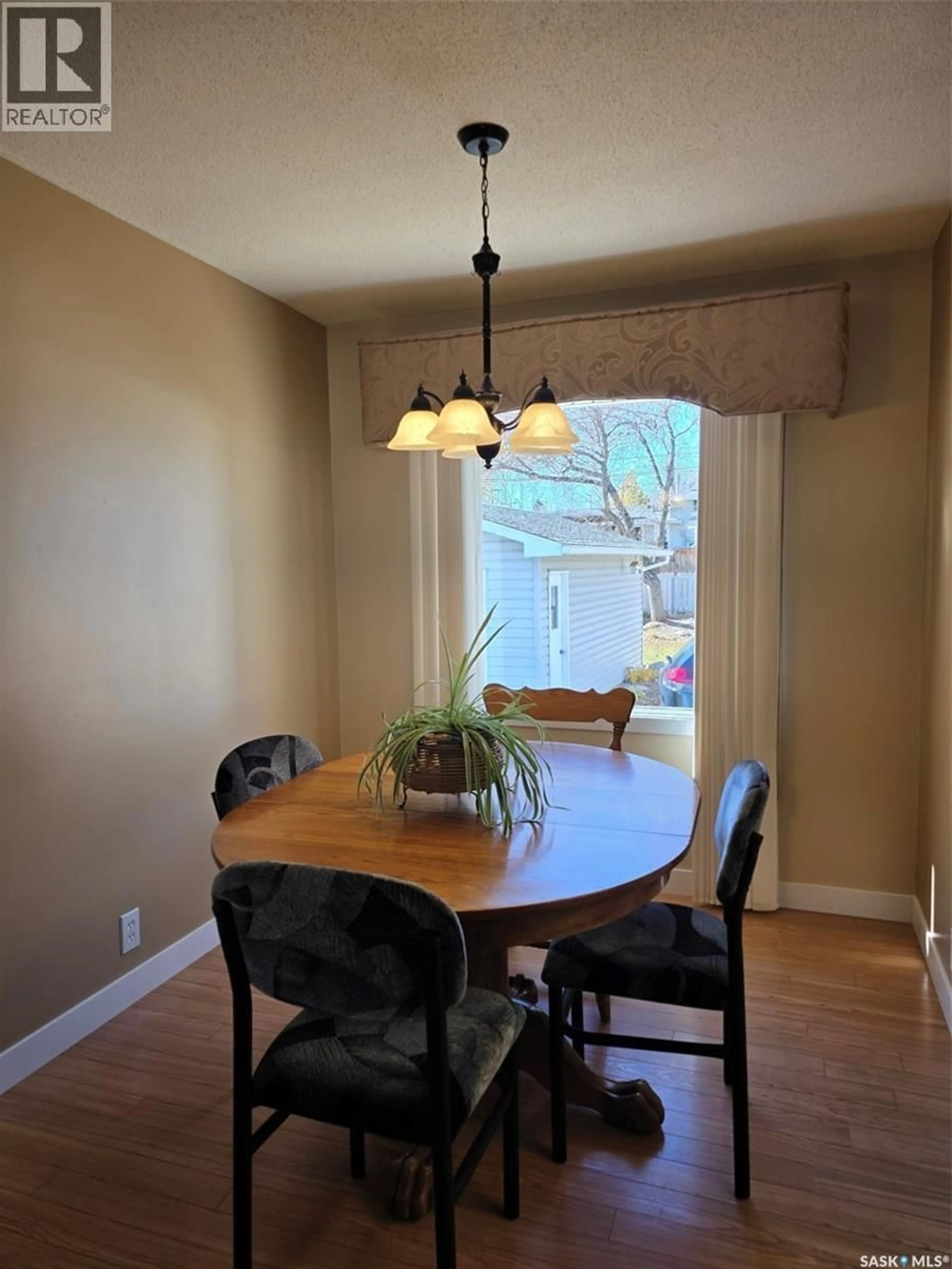 Dining room, wood/laminate floor for 810 11TH AVENUE, Swift Current Saskatchewan S9H2V4