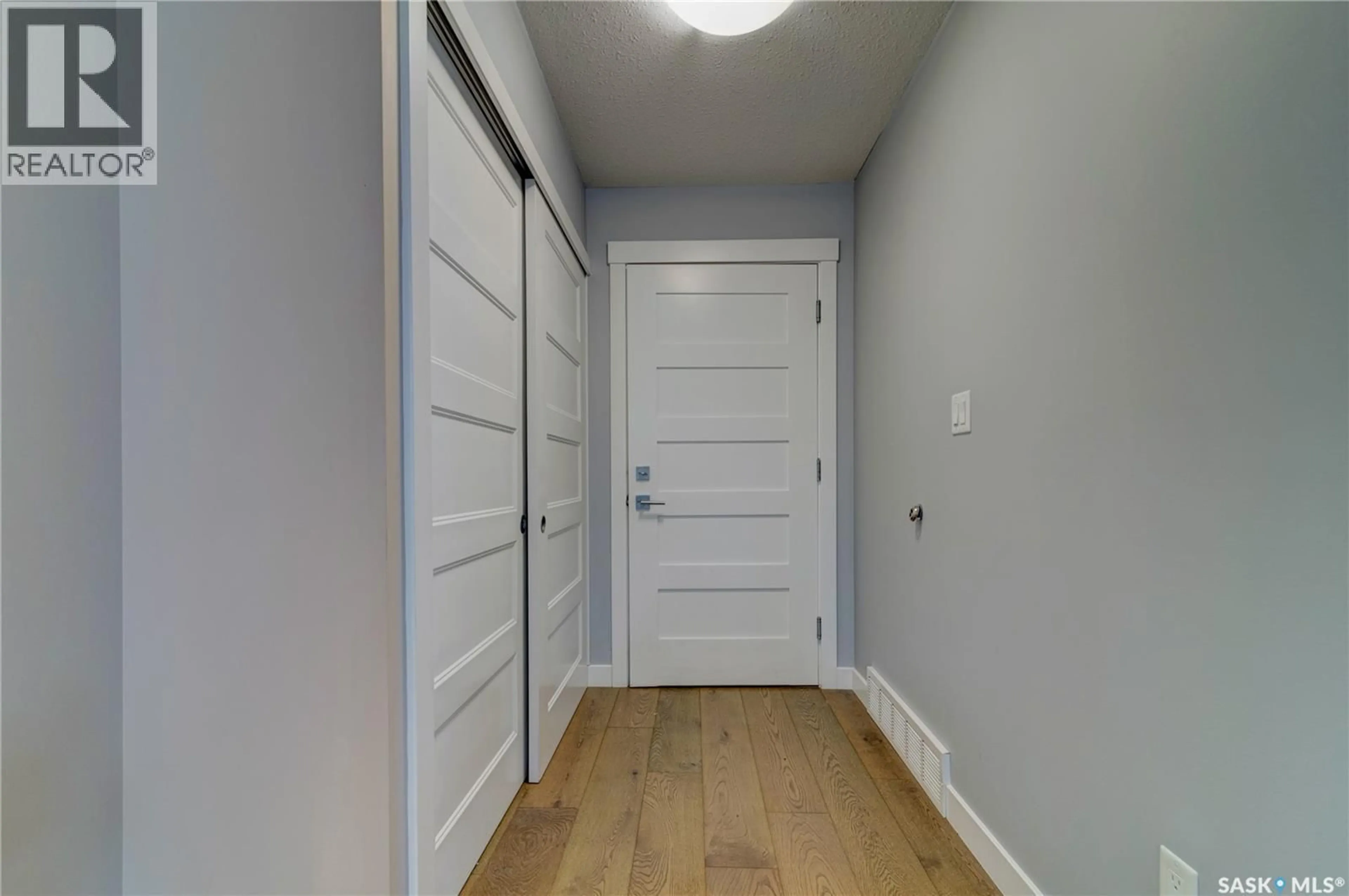 Indoor entryway for 301 - 2300 BROAD STREET, Regina Saskatchewan S4P1Y8