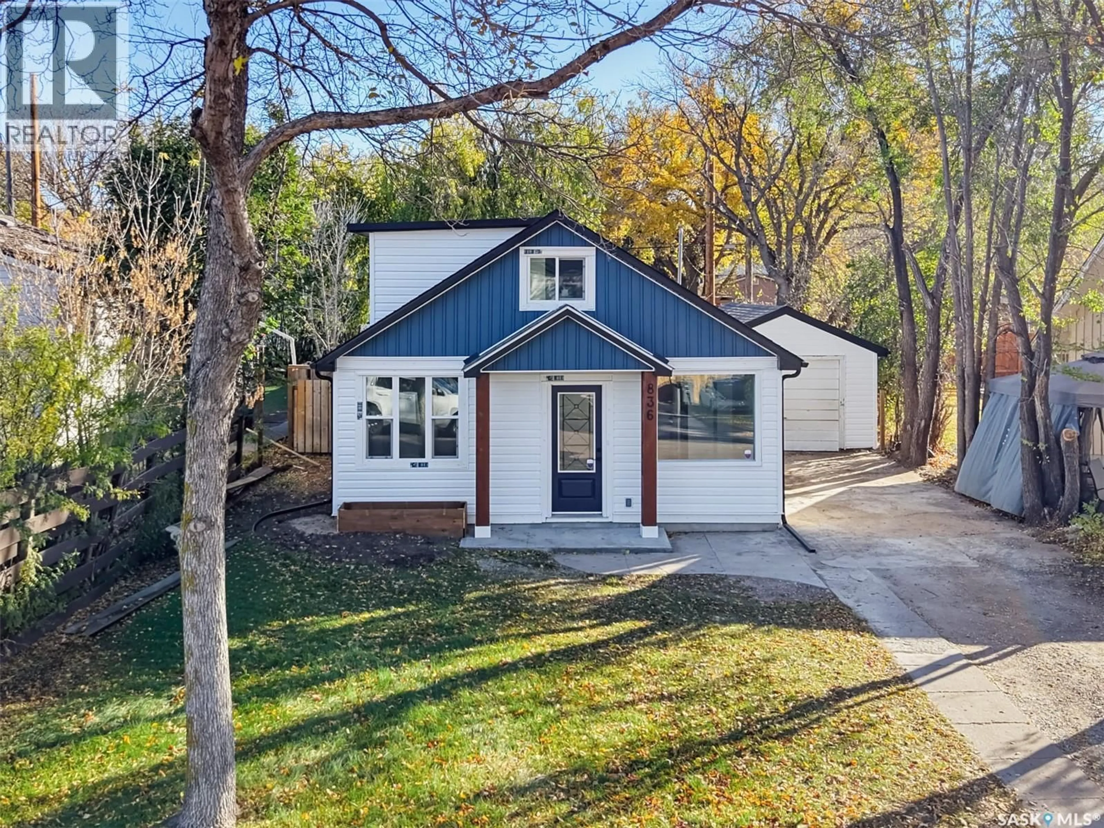 Home with vinyl exterior material, street for 836 K AVENUE, Saskatoon Saskatchewan S7L2N1