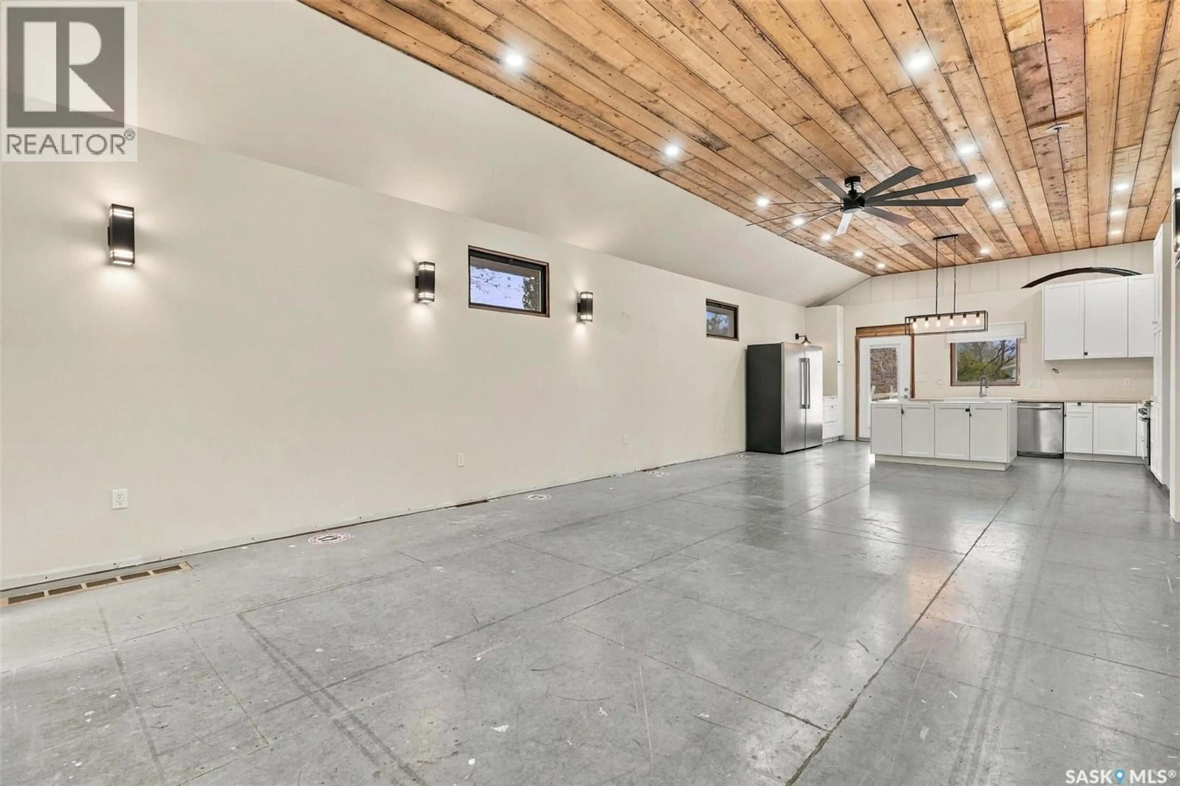 Indoor garage for 204 MAIN STREET, Rouleau Saskatchewan S0G4H0