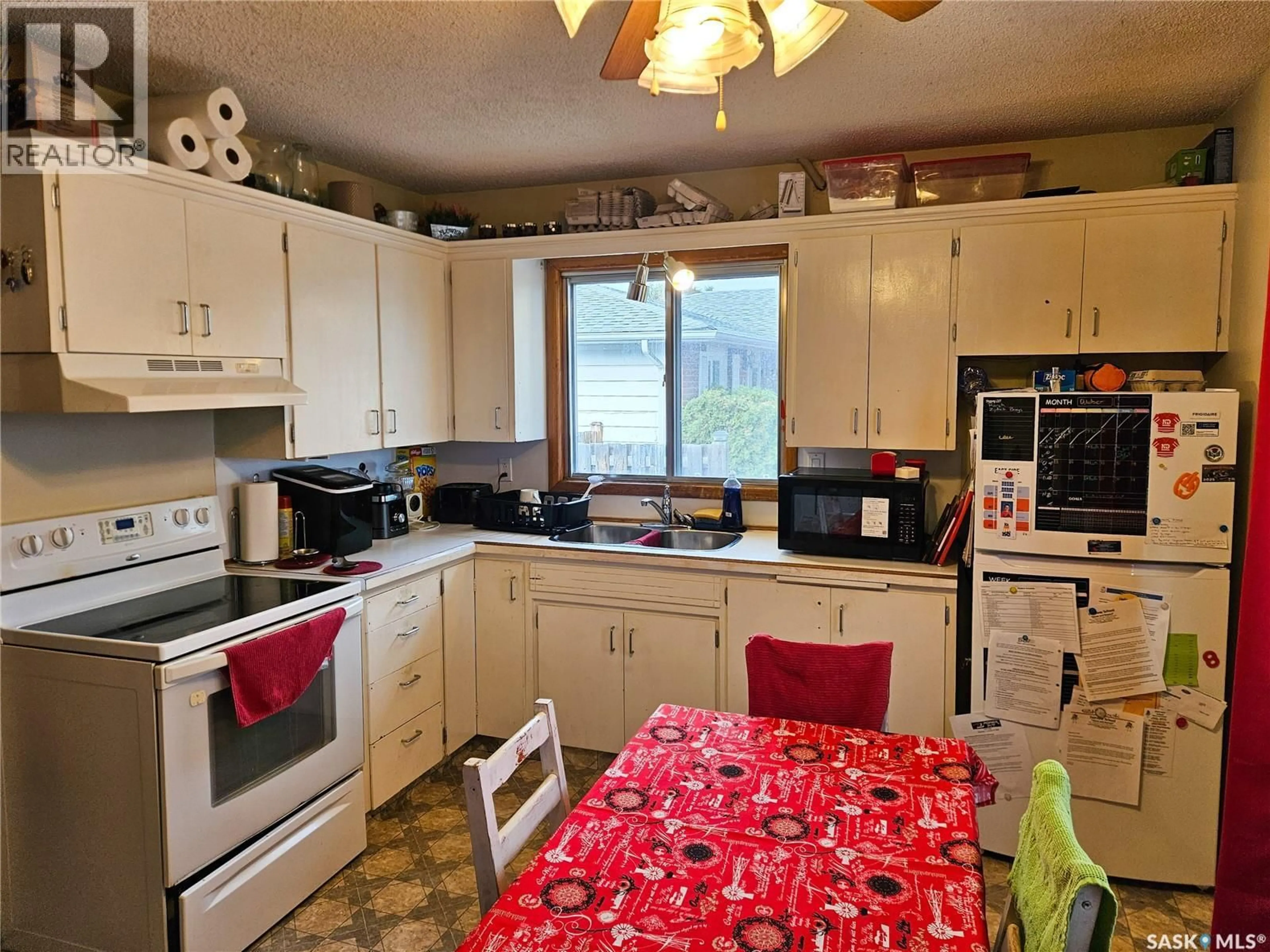 Standard kitchen, unknown for 30 ALLEN DRIVE, Swift Current Saskatchewan S9H3A1