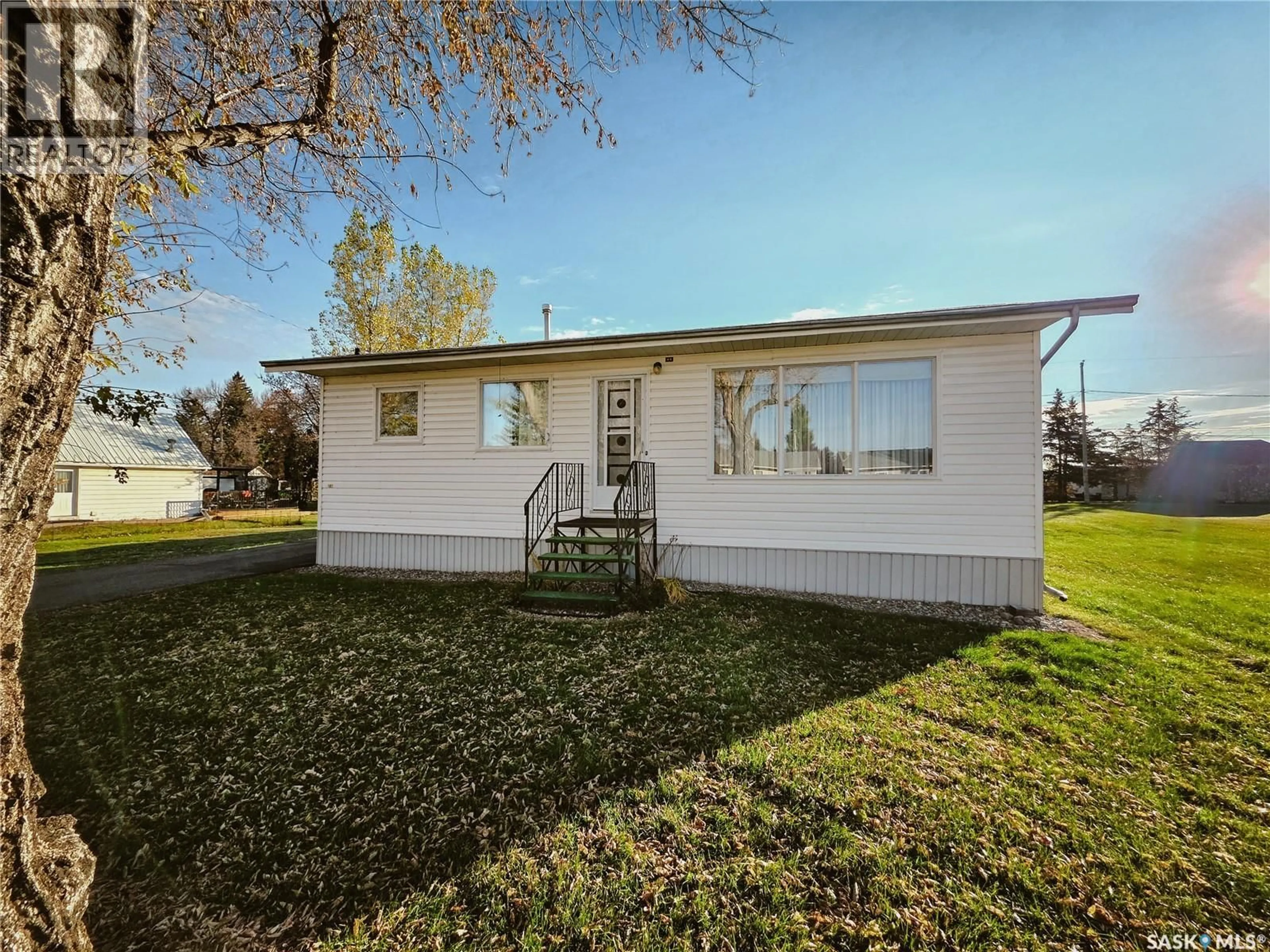 Home with vinyl exterior material, street for 182 SCOTIA STREET, Melville Saskatchewan S0A2P0