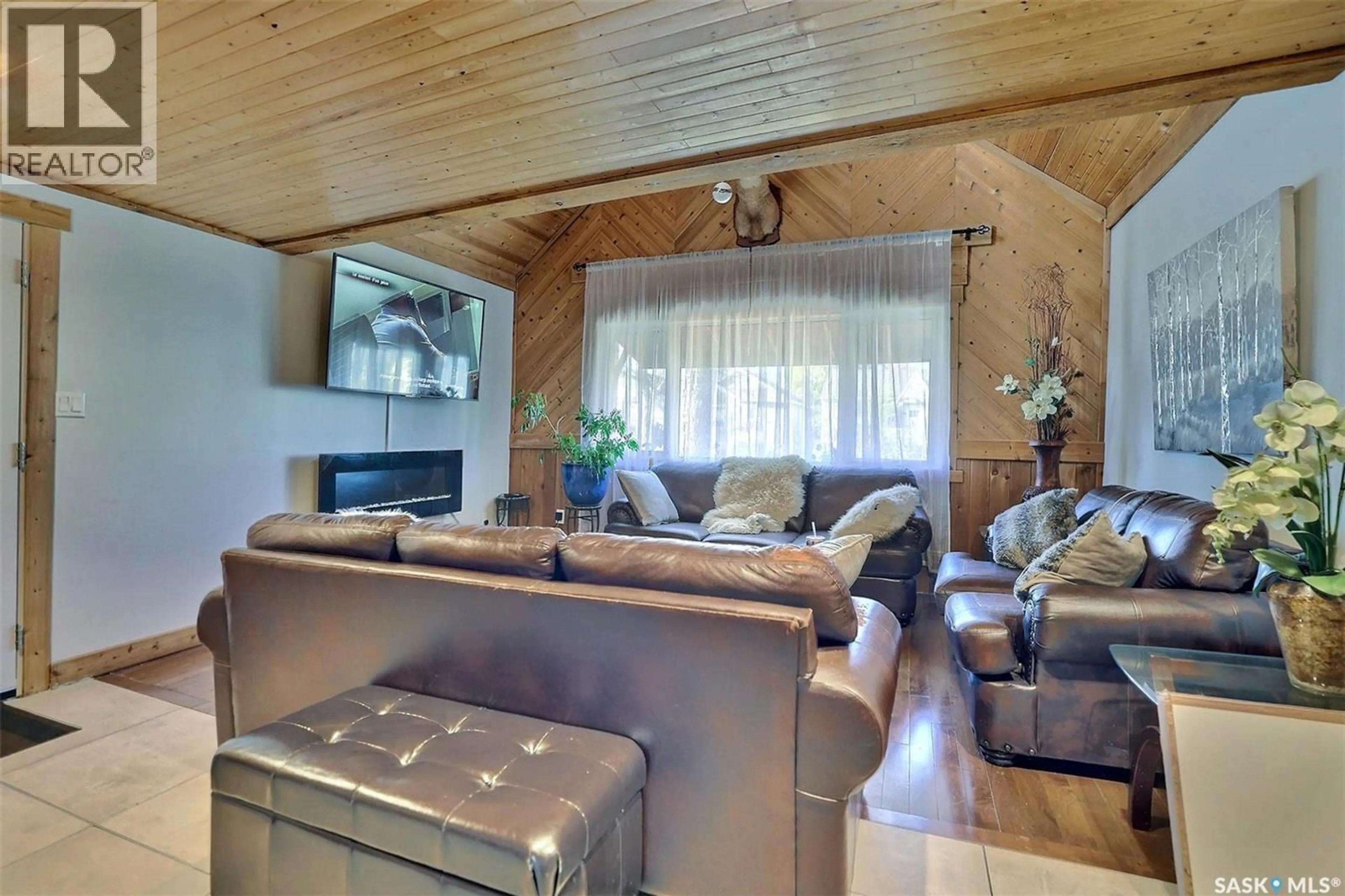 Living room with furniture, wood/laminate floor for 2335 REYNOLDS STREET, Regina Saskatchewan S4N3N6
