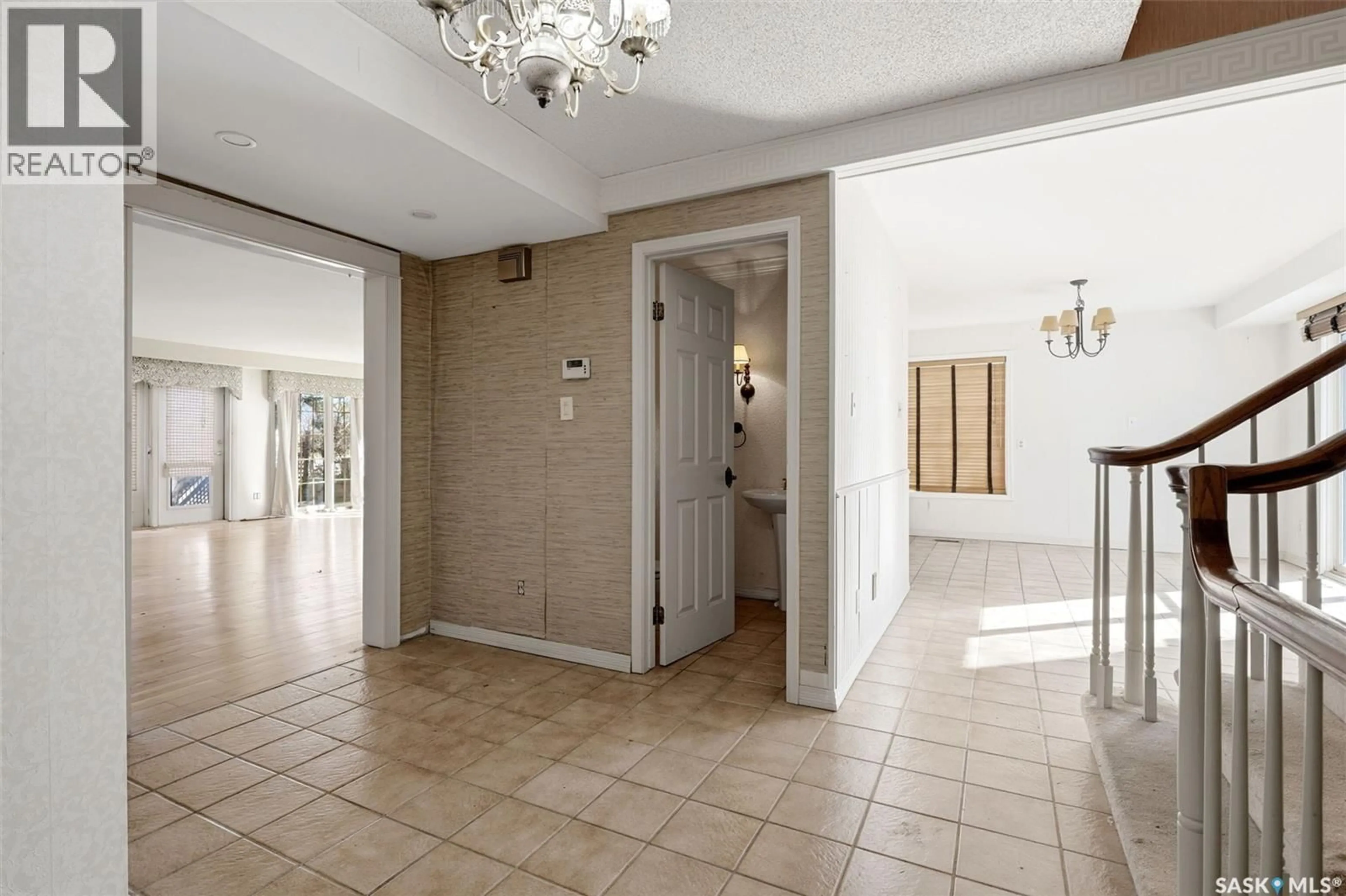 Indoor foyer for 1034 GRYPHONS WALK, Regina Saskatchewan S4S6X1