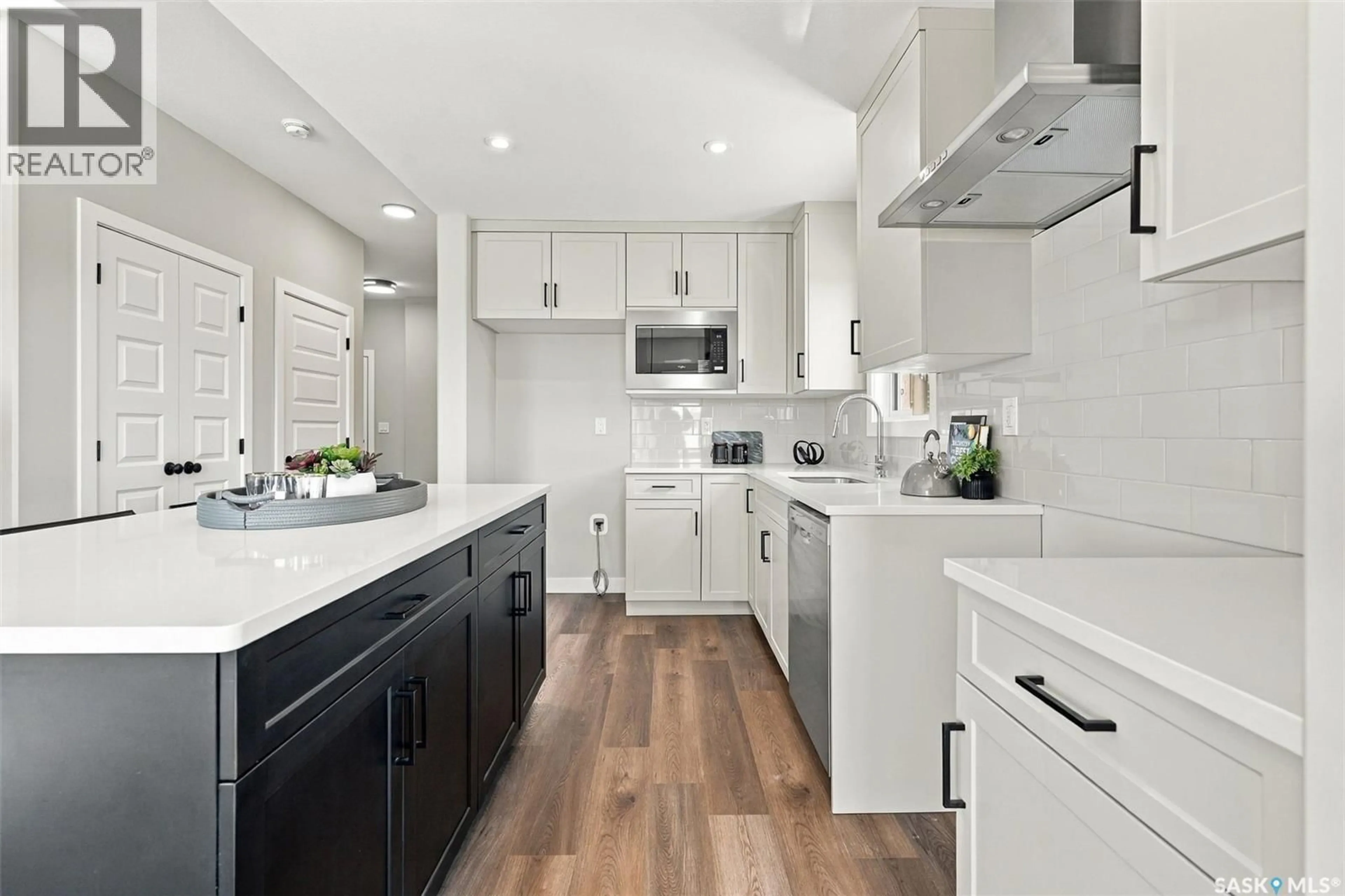 Contemporary kitchen, ceramic/tile floor for 118 ASOKANIHKEW WAY, Saskatoon Saskatchewan S7V2C3