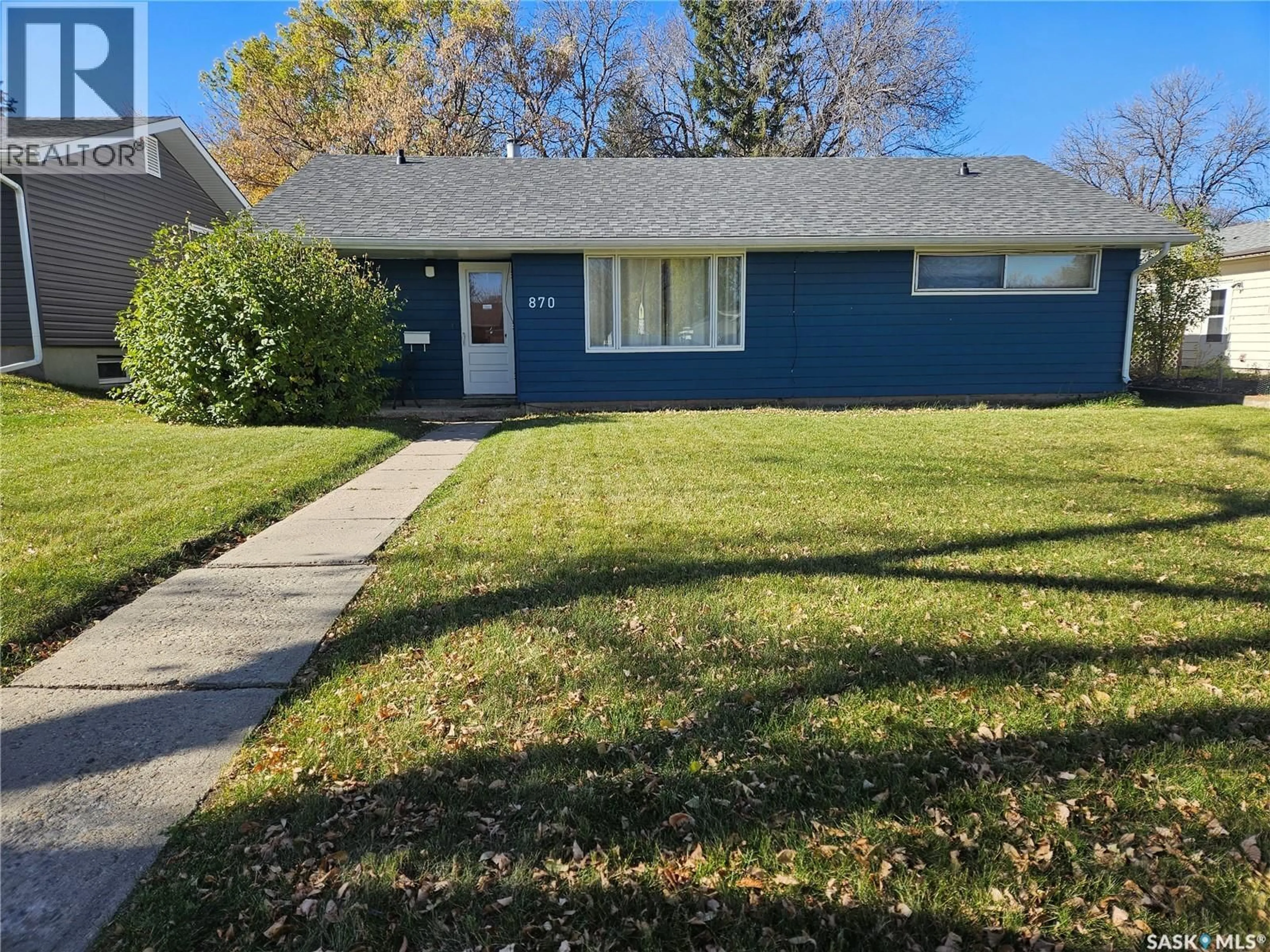 Home with vinyl exterior material, street for 870 11TH AVENUE, Swift Current Saskatchewan S9H2V4