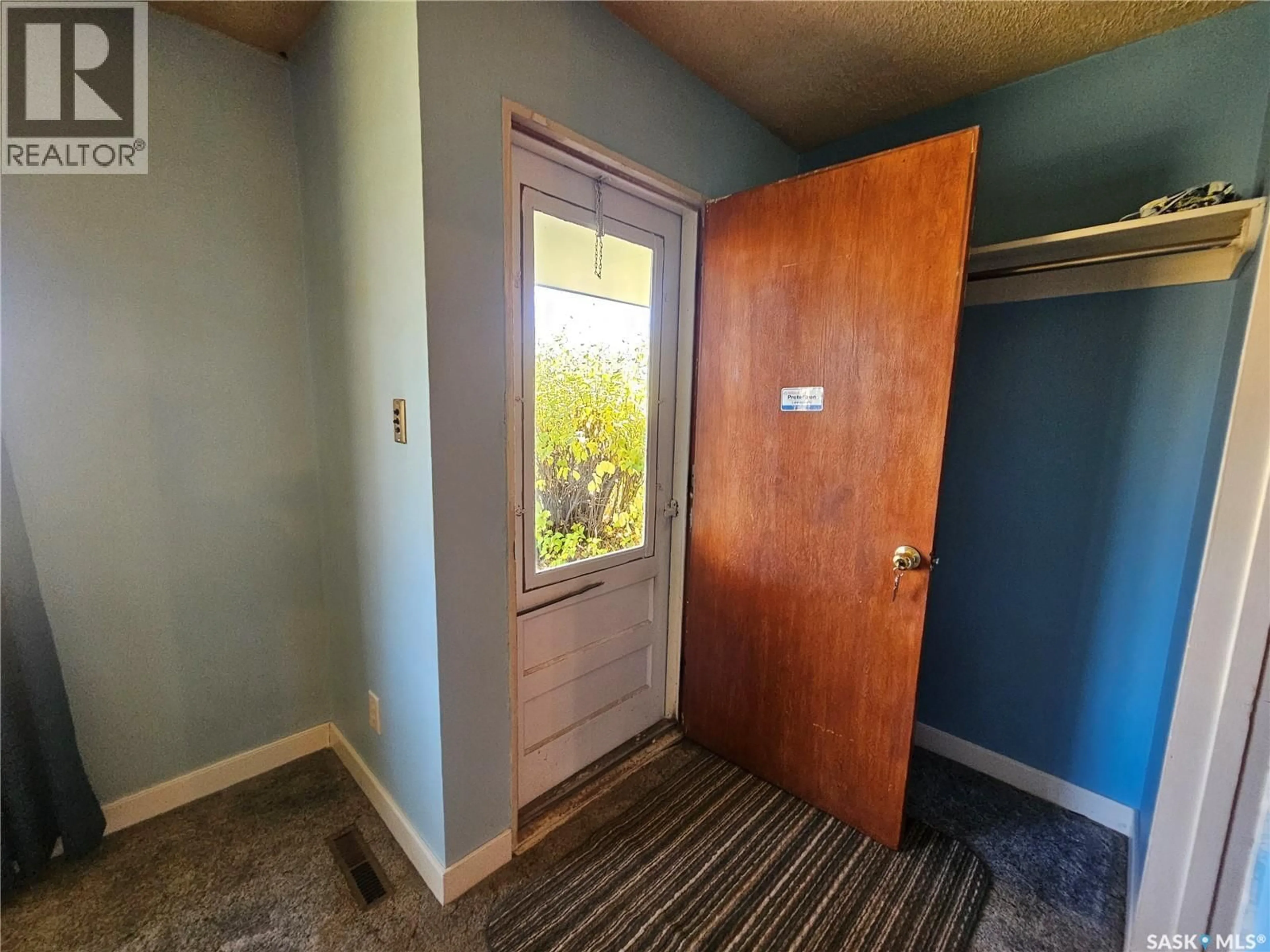 Indoor entryway for 870 11TH AVENUE, Swift Current Saskatchewan S9H2V4