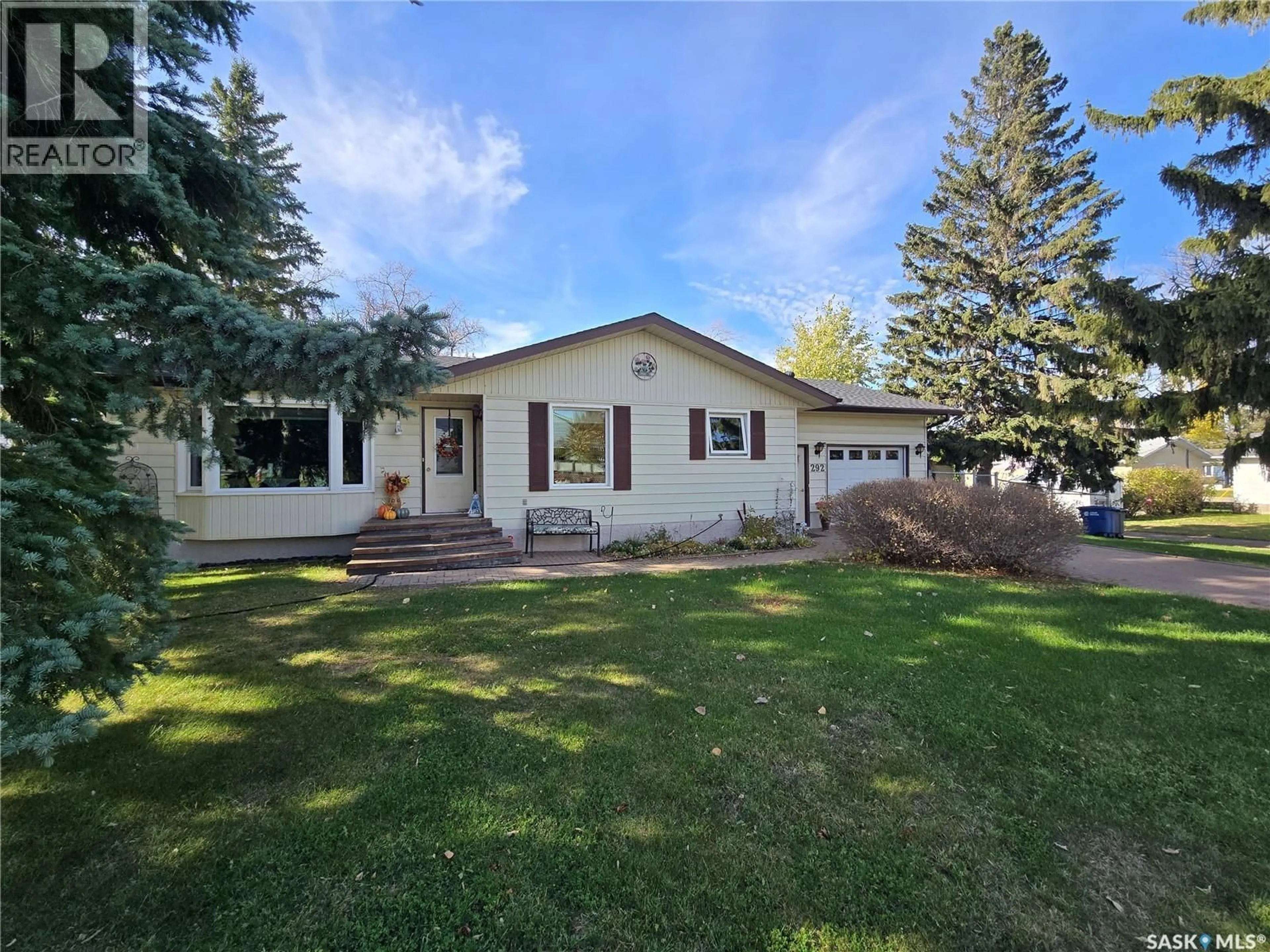 Home with vinyl exterior material, street for 292 7TH AVENUE, Broadview Saskatchewan S0G0K0