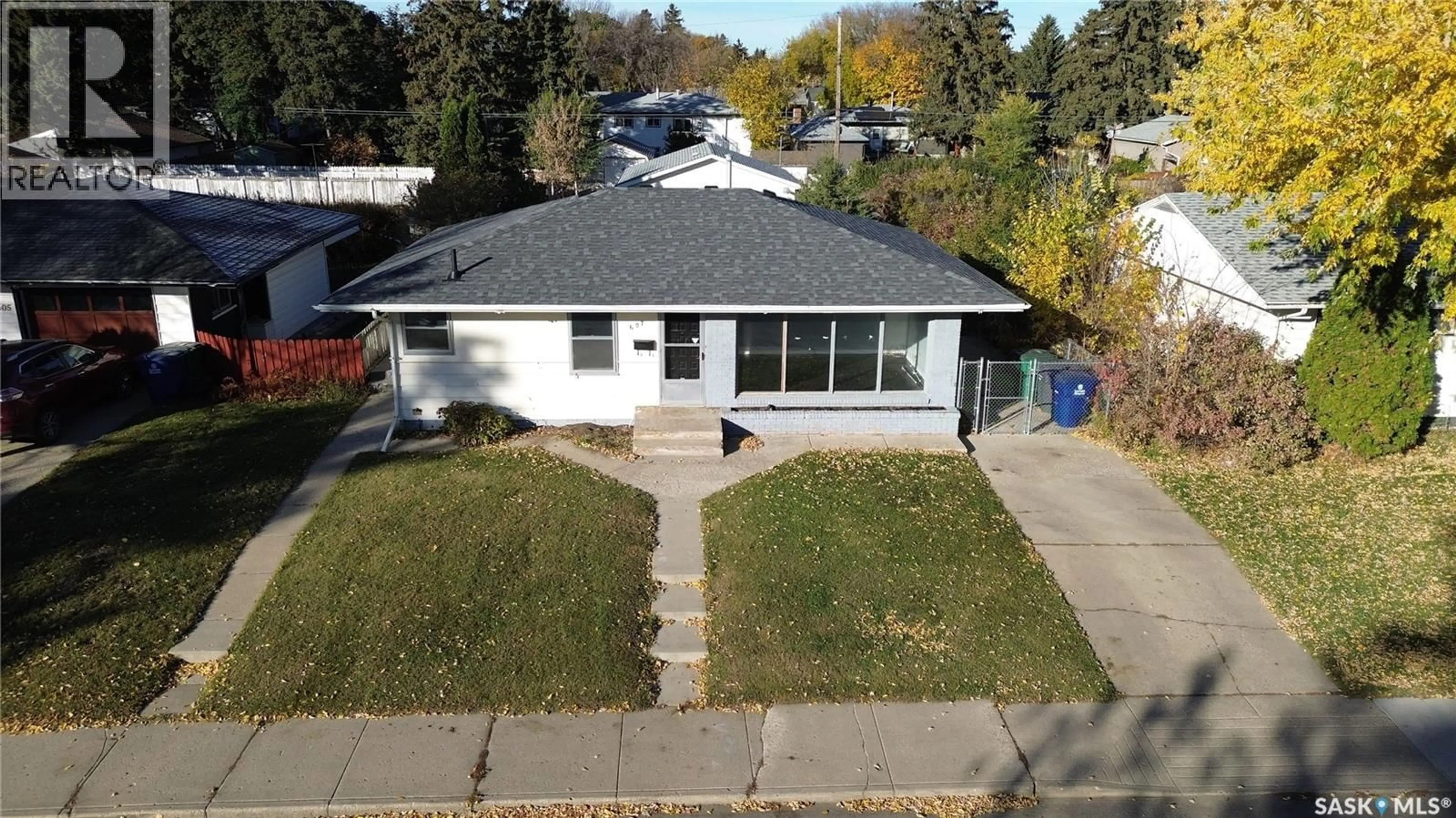 A pic from outside/outdoor area/front of a property/back of a property/a pic from drone, street for 607 Q AVENUE, Saskatoon Saskatchewan S7L2Y2