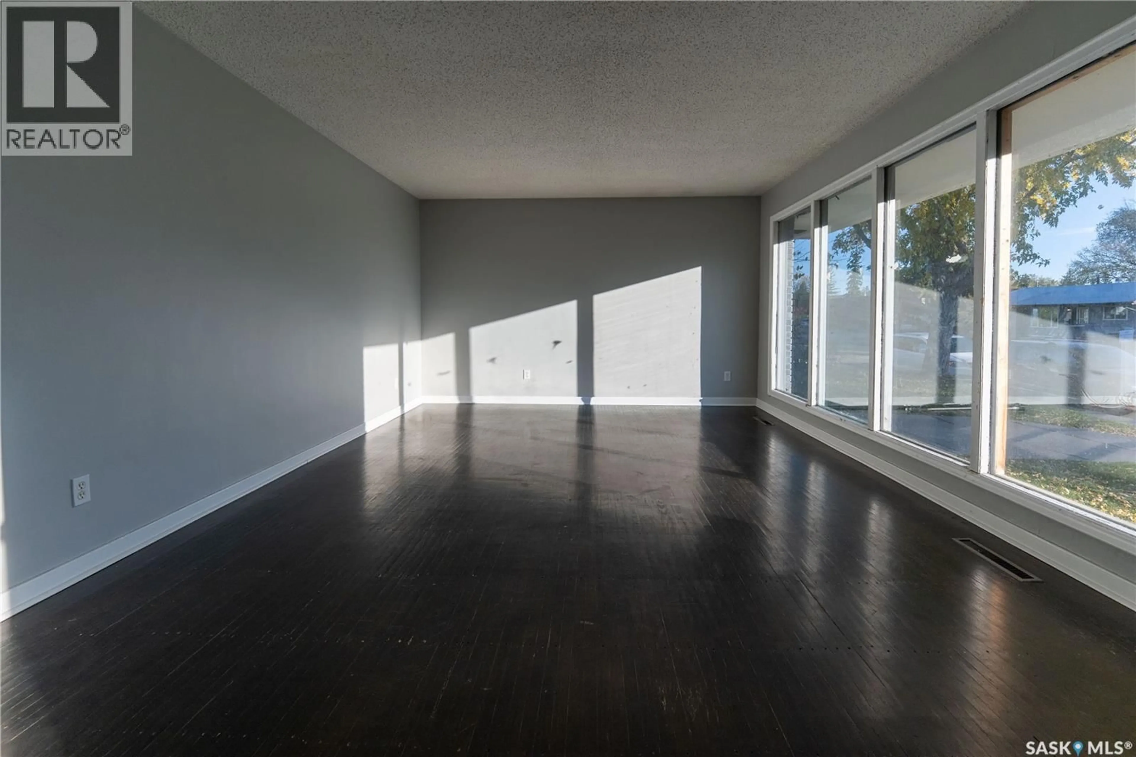 A pic of a room for 607 Q AVENUE, Saskatoon Saskatchewan S7L2Y2