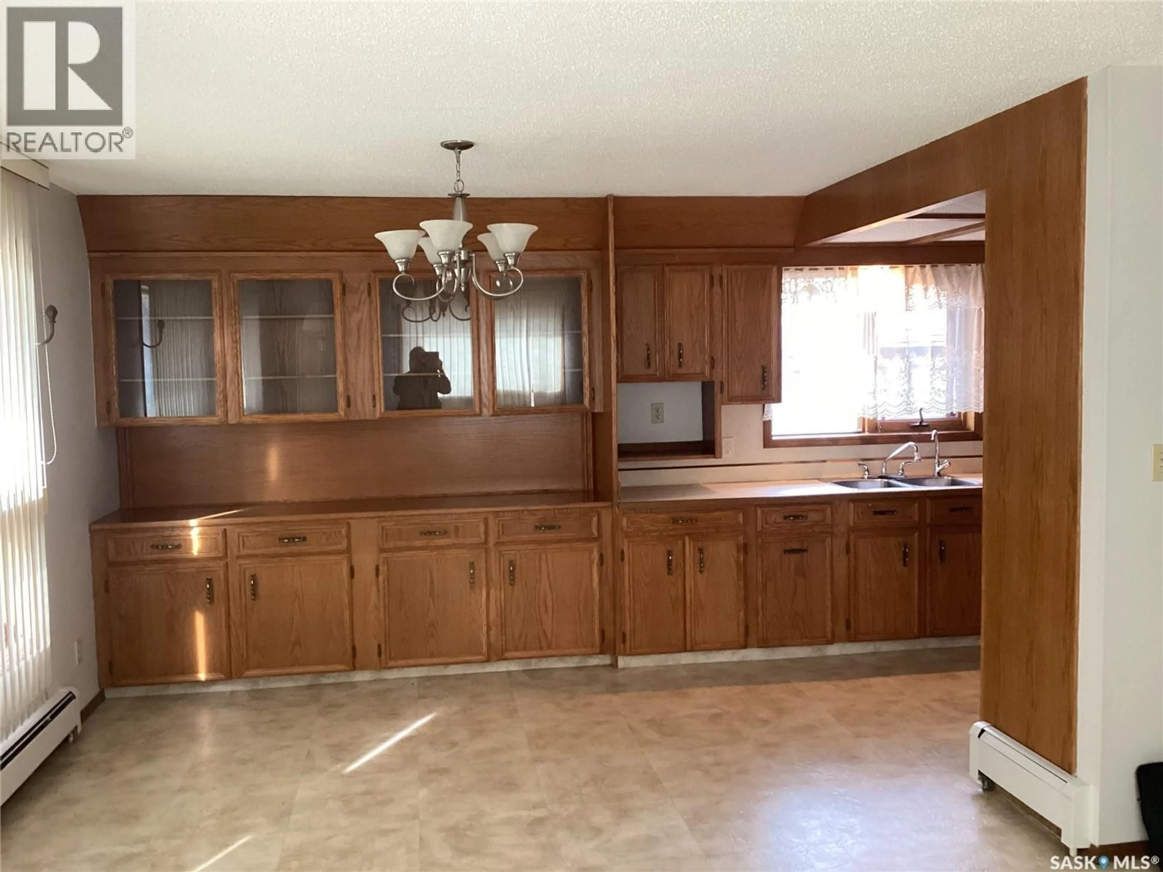 Open concept kitchen, ceramic/tile floor for 961 ATHOL STREET, Regina Saskatchewan S4T3B8