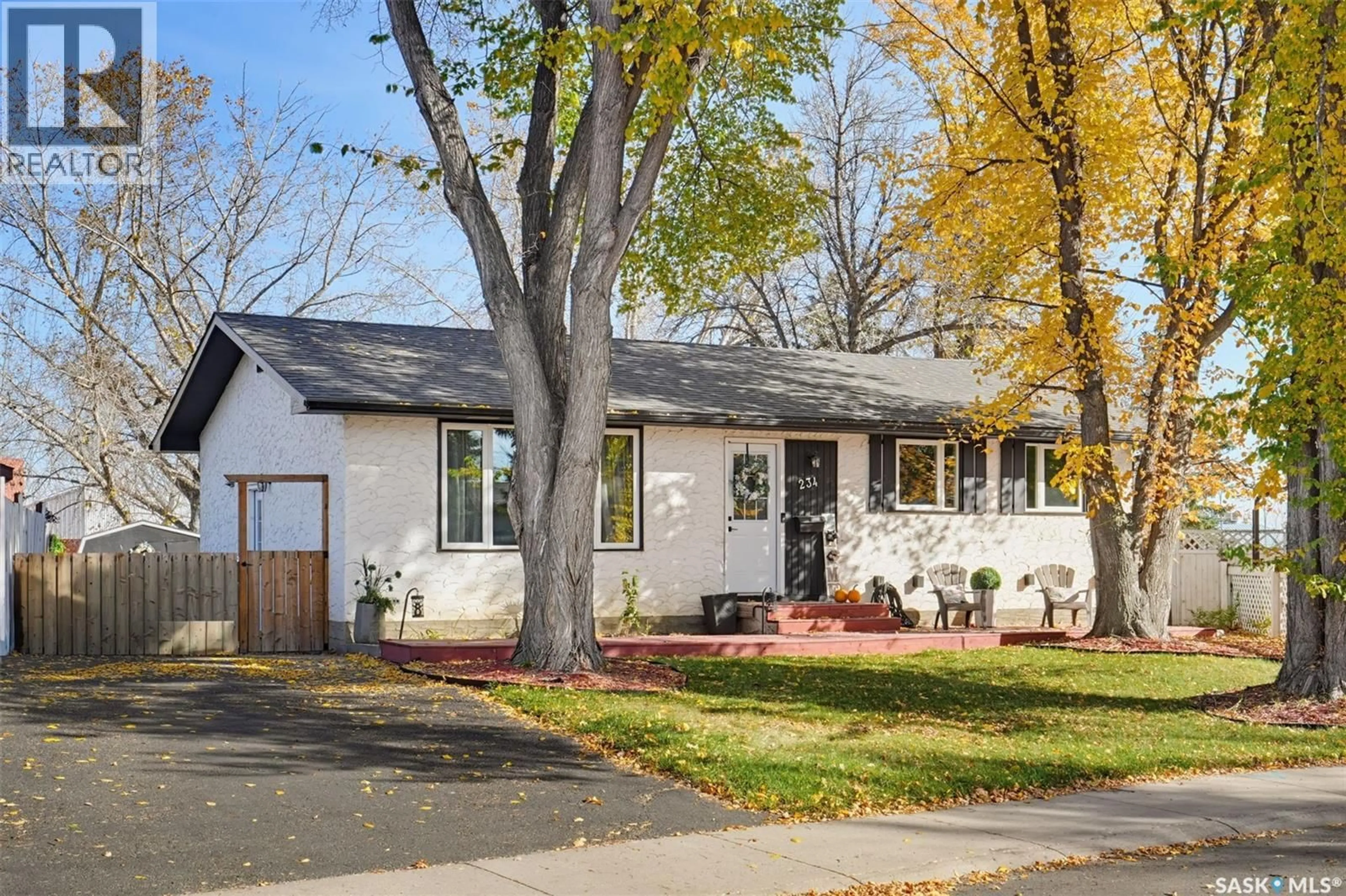 Home with vinyl exterior material, street for 234 HAVILAND CRESCENT, Saskatoon Saskatchewan S7L5A7
