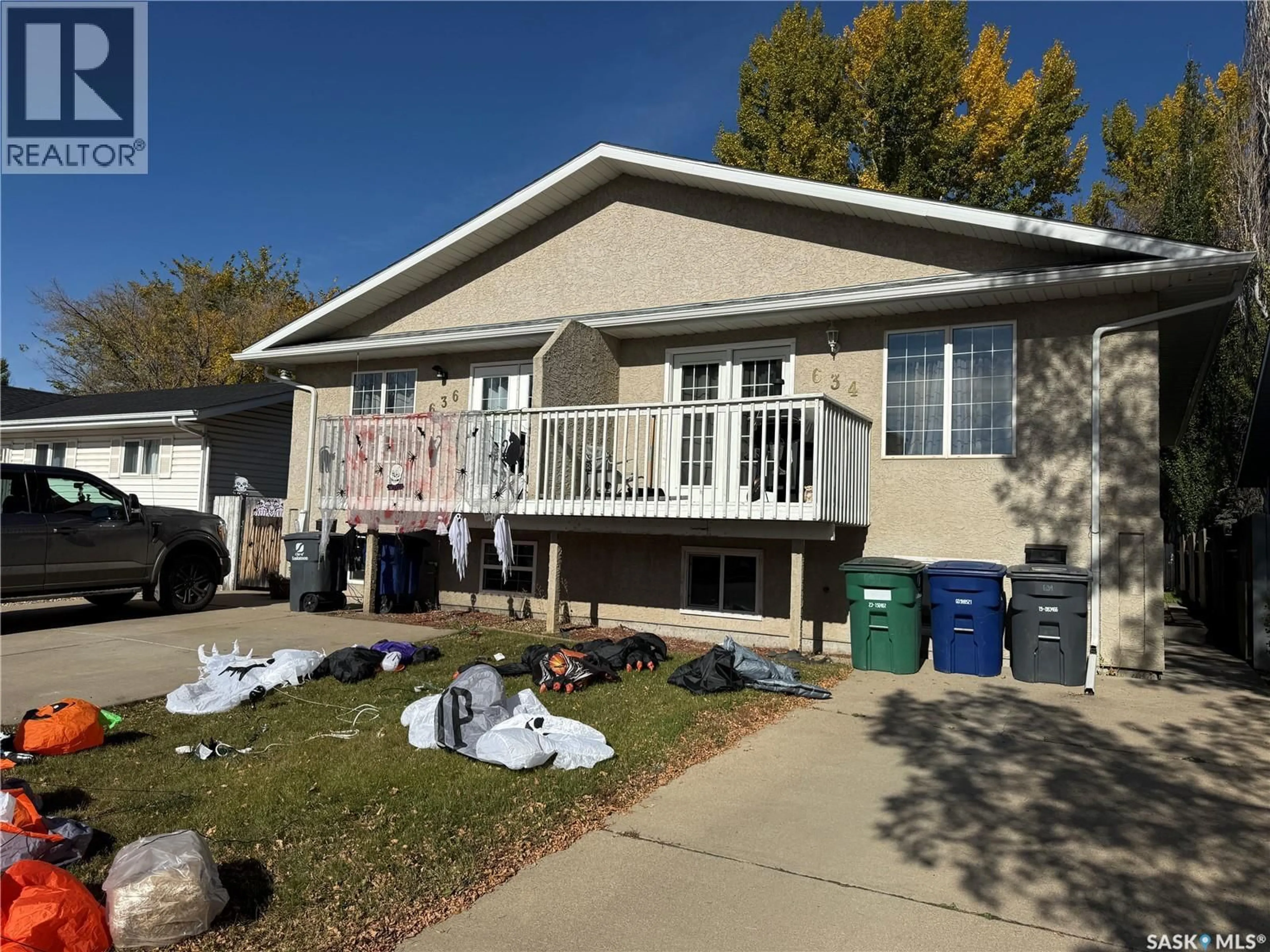 Home with vinyl exterior material, street for 634-636 PENDYGRASSE ROAD, Saskatoon Saskatchewan S7M5N2