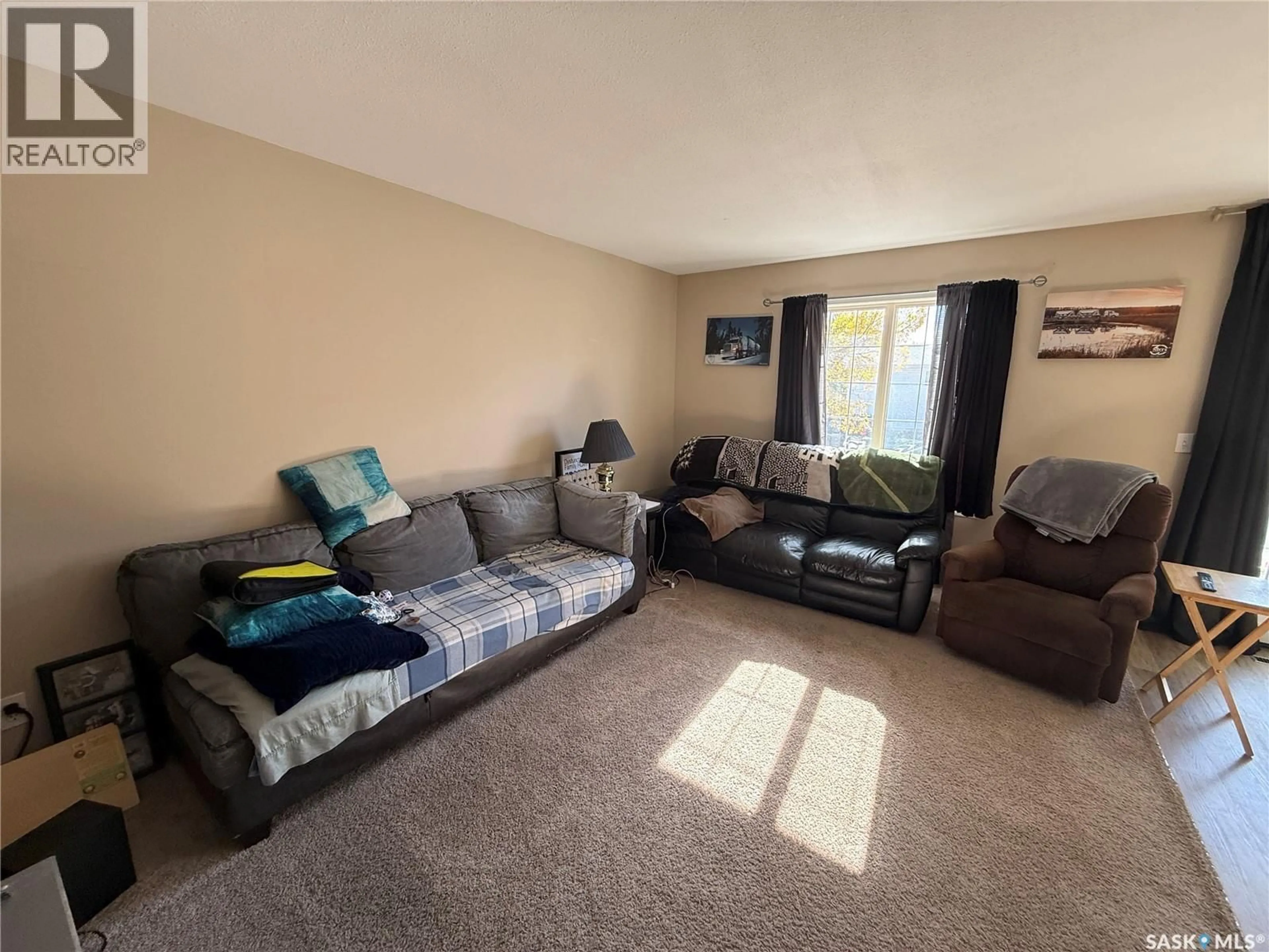 Living room with furniture, unknown for 634-636 PENDYGRASSE ROAD, Saskatoon Saskatchewan S7M5N2