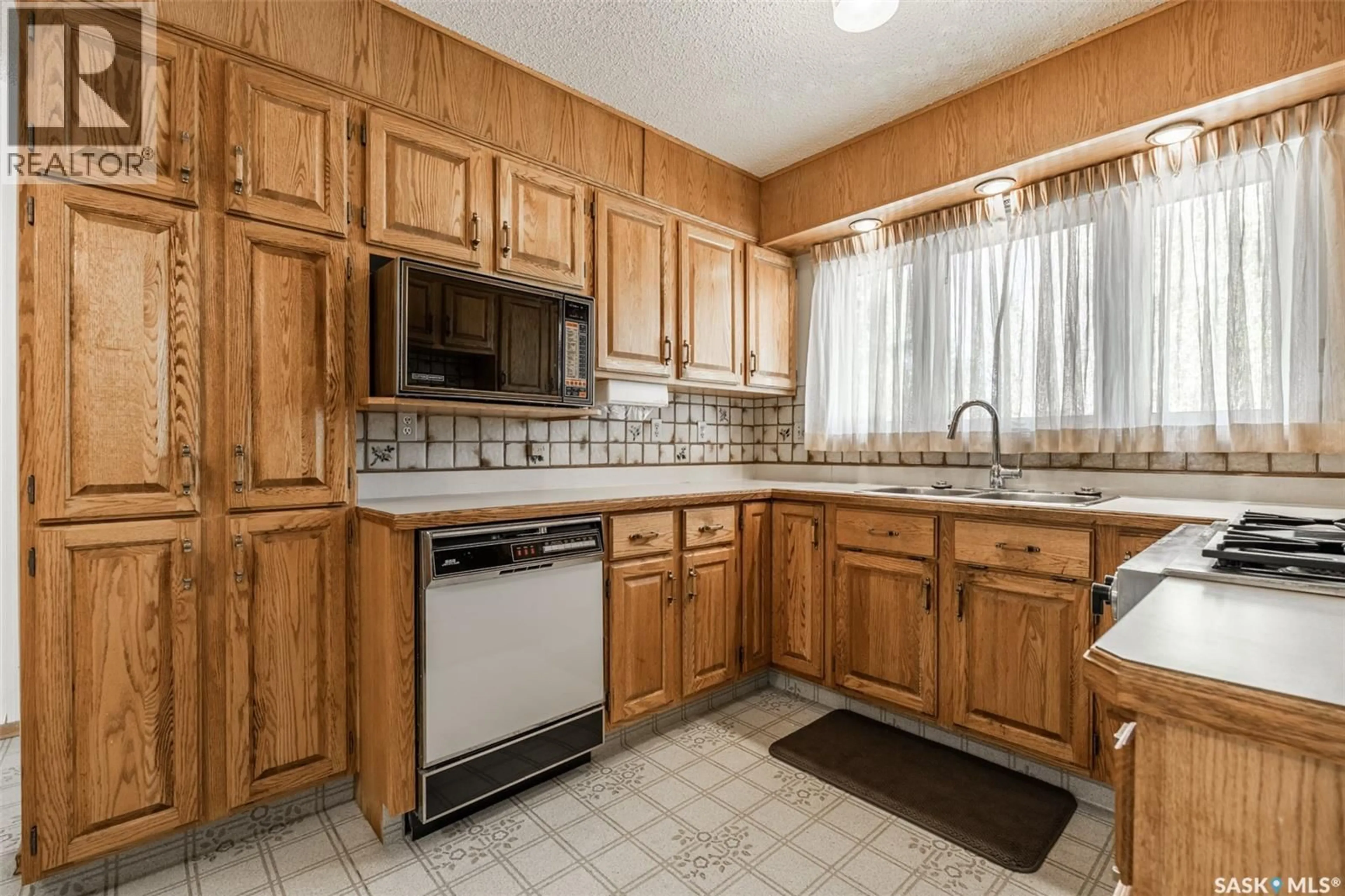 Standard kitchen, unknown for 3334 CRONKITE STREET, Saskatoon Saskatchewan S7H3X5