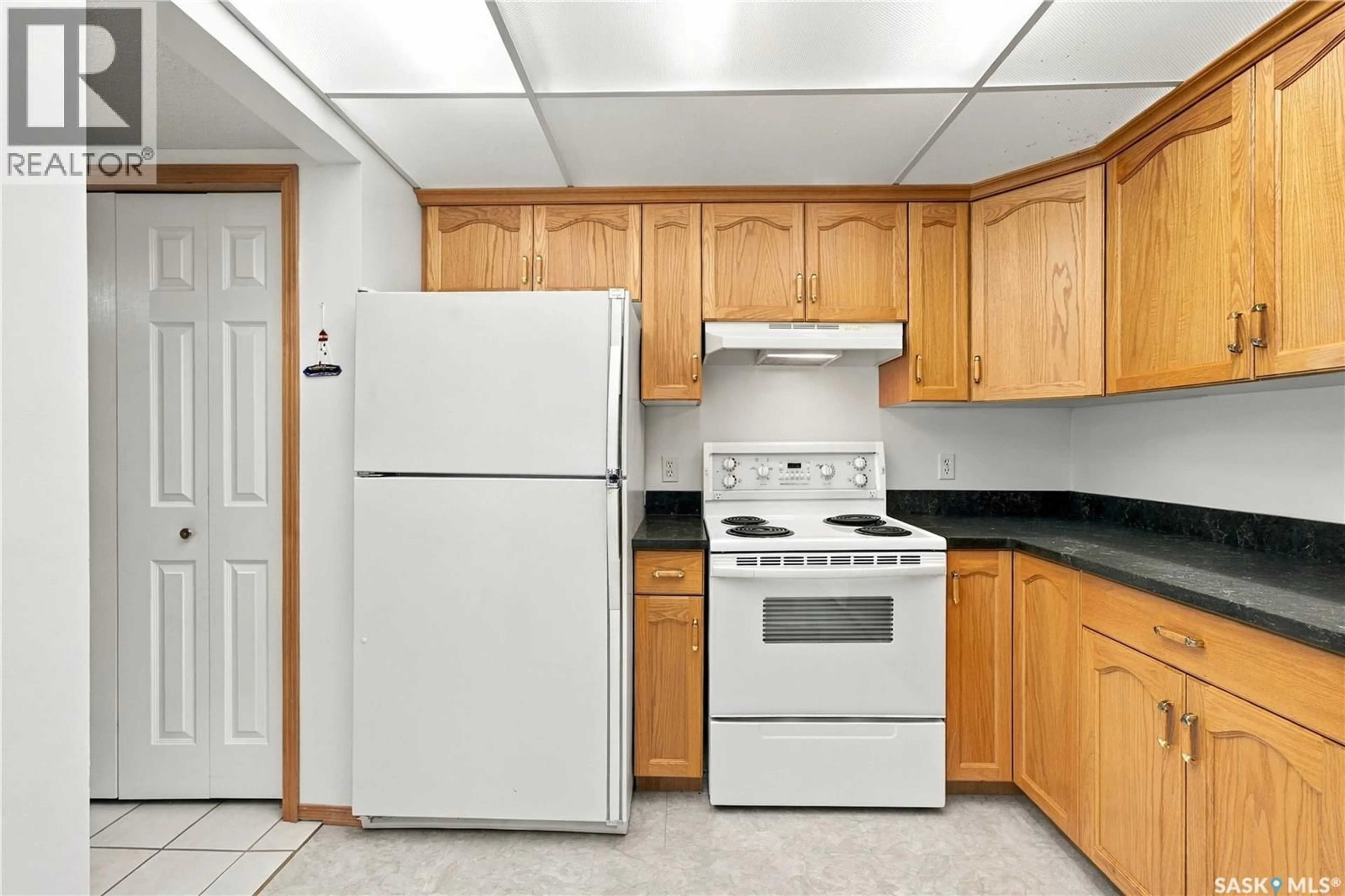 Standard kitchen, ceramic/tile floor for 103 - 303 PINEHOUSE DRIVE, Saskatoon Saskatchewan S7K7Z4