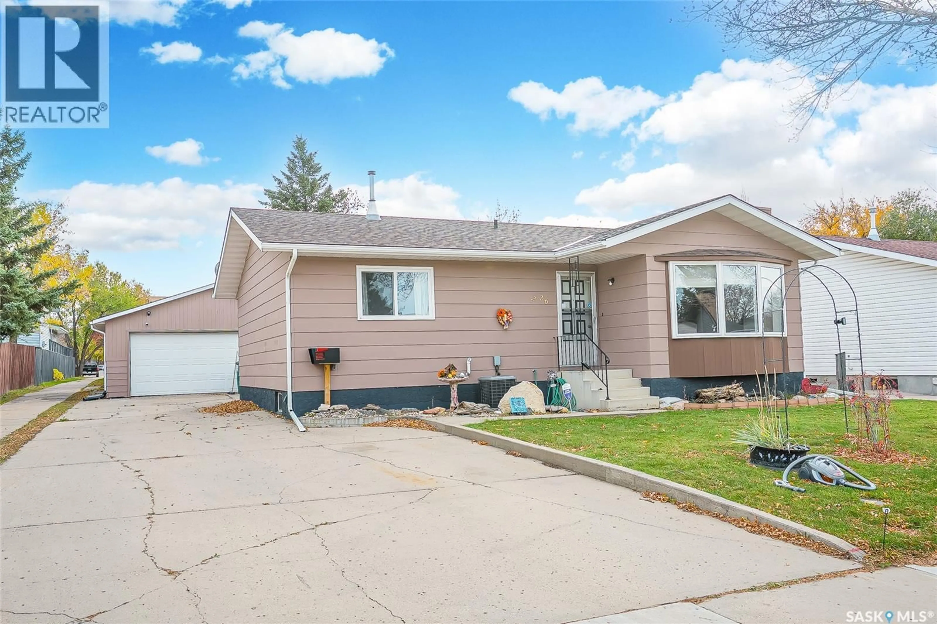 Home with vinyl exterior material, street for 226 O'REGAN CRESCENT, Saskatoon Saskatchewan S7L6T2