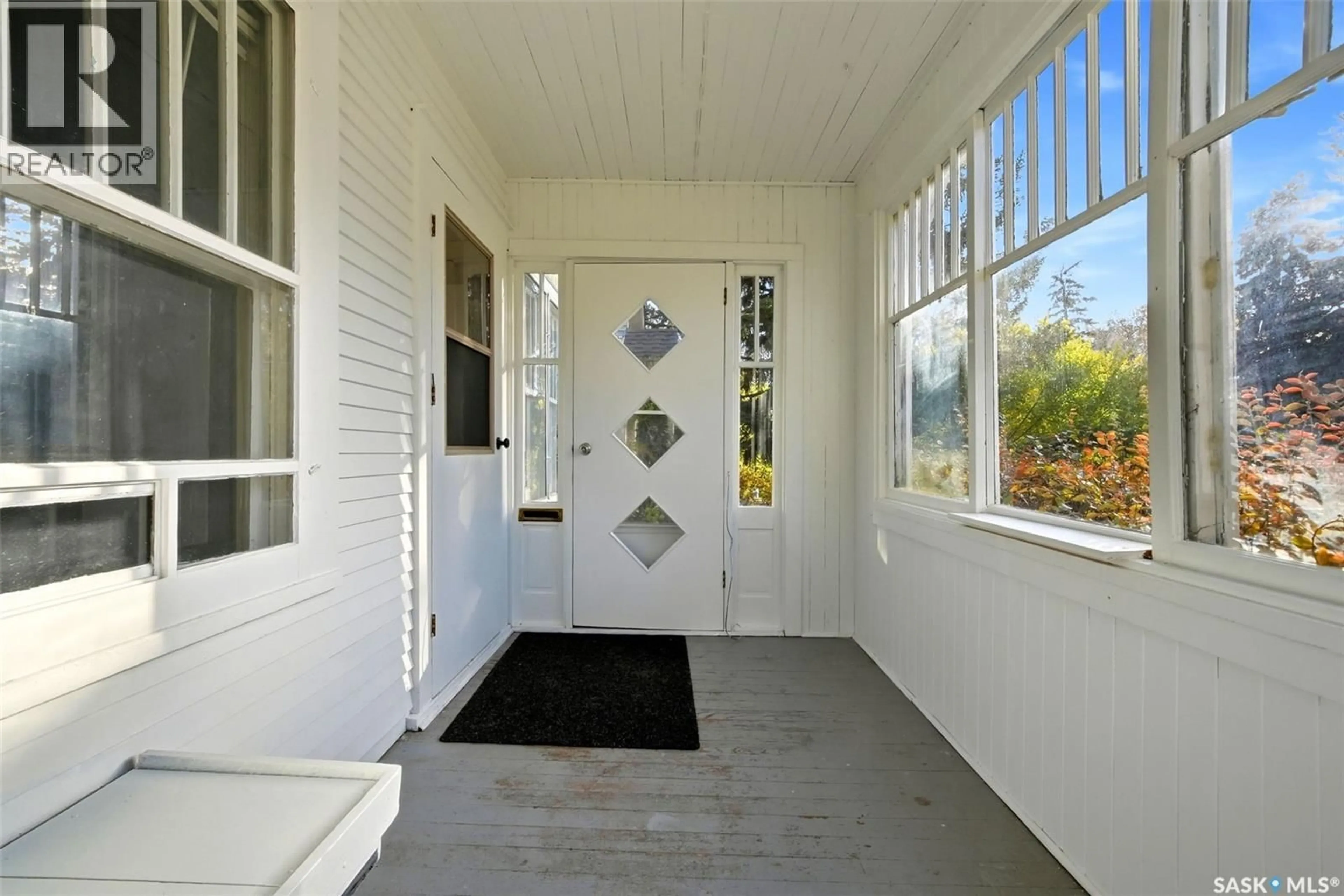 Indoor entryway for 3129 RETALLACK STREET, Regina Saskatchewan S4S1T5
