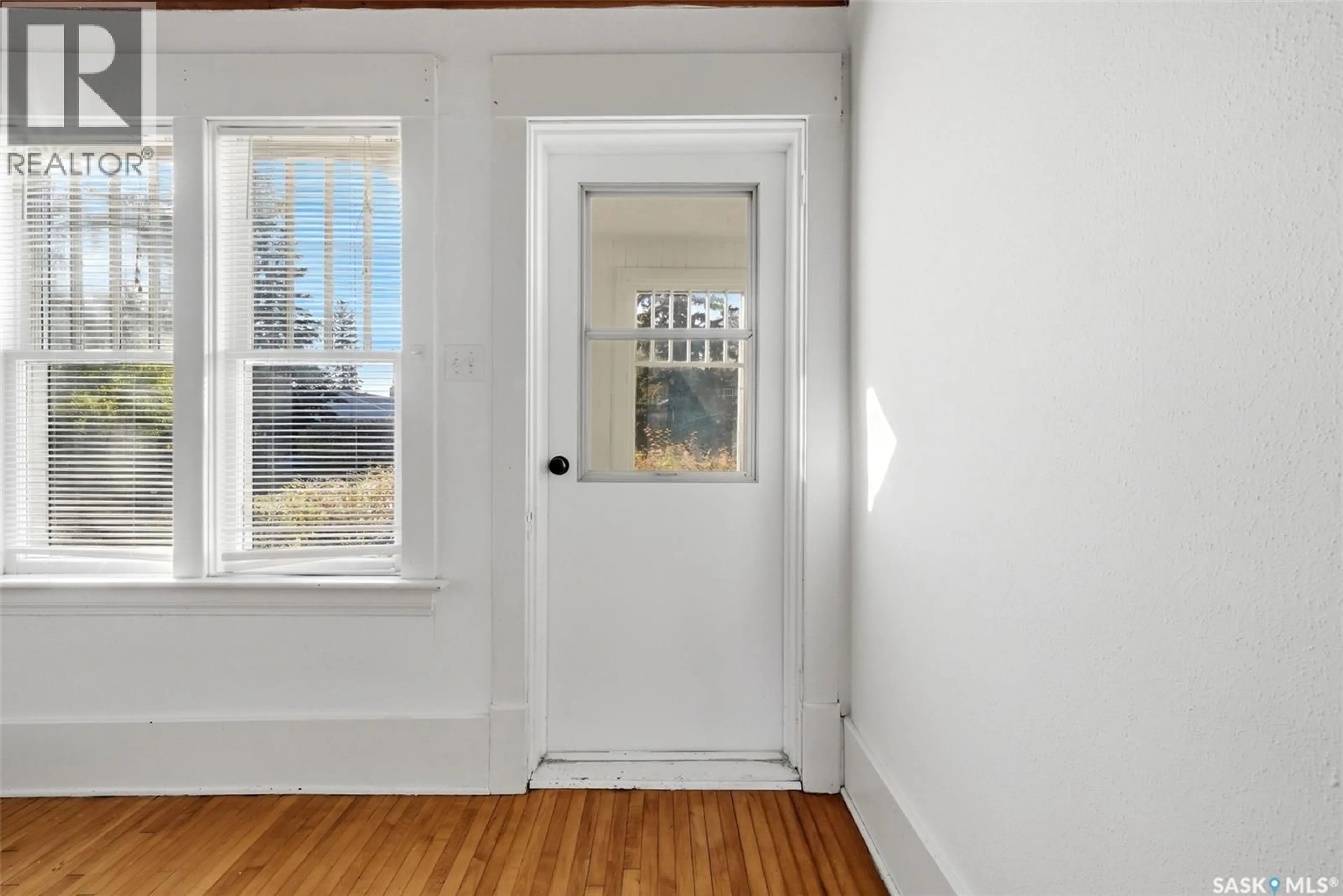 Indoor entryway for 3129 RETALLACK STREET, Regina Saskatchewan S4S1T5