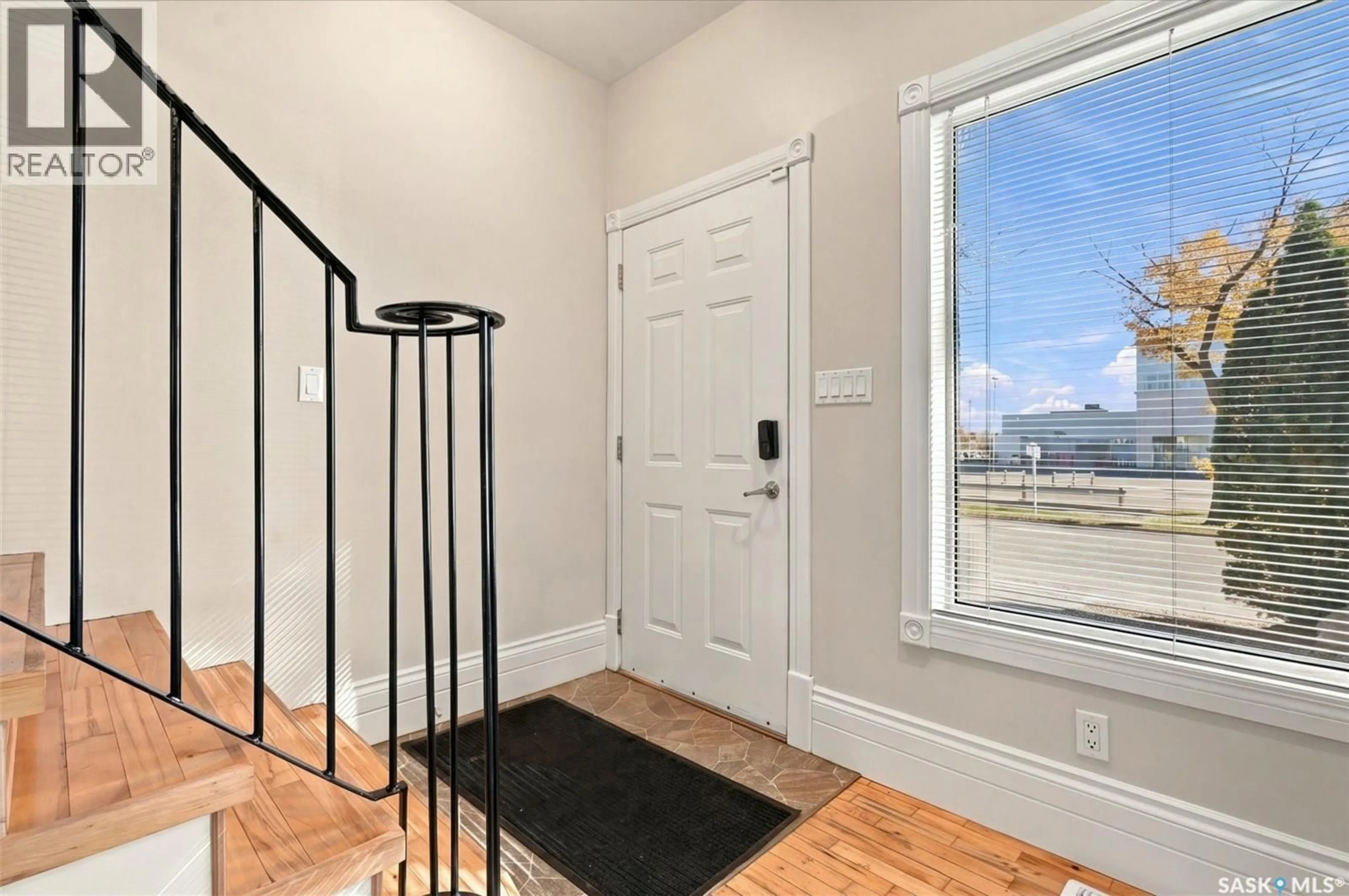 Indoor entryway for 2 - 563 5TH AVENUE, Saskatoon Saskatchewan S7K2R1