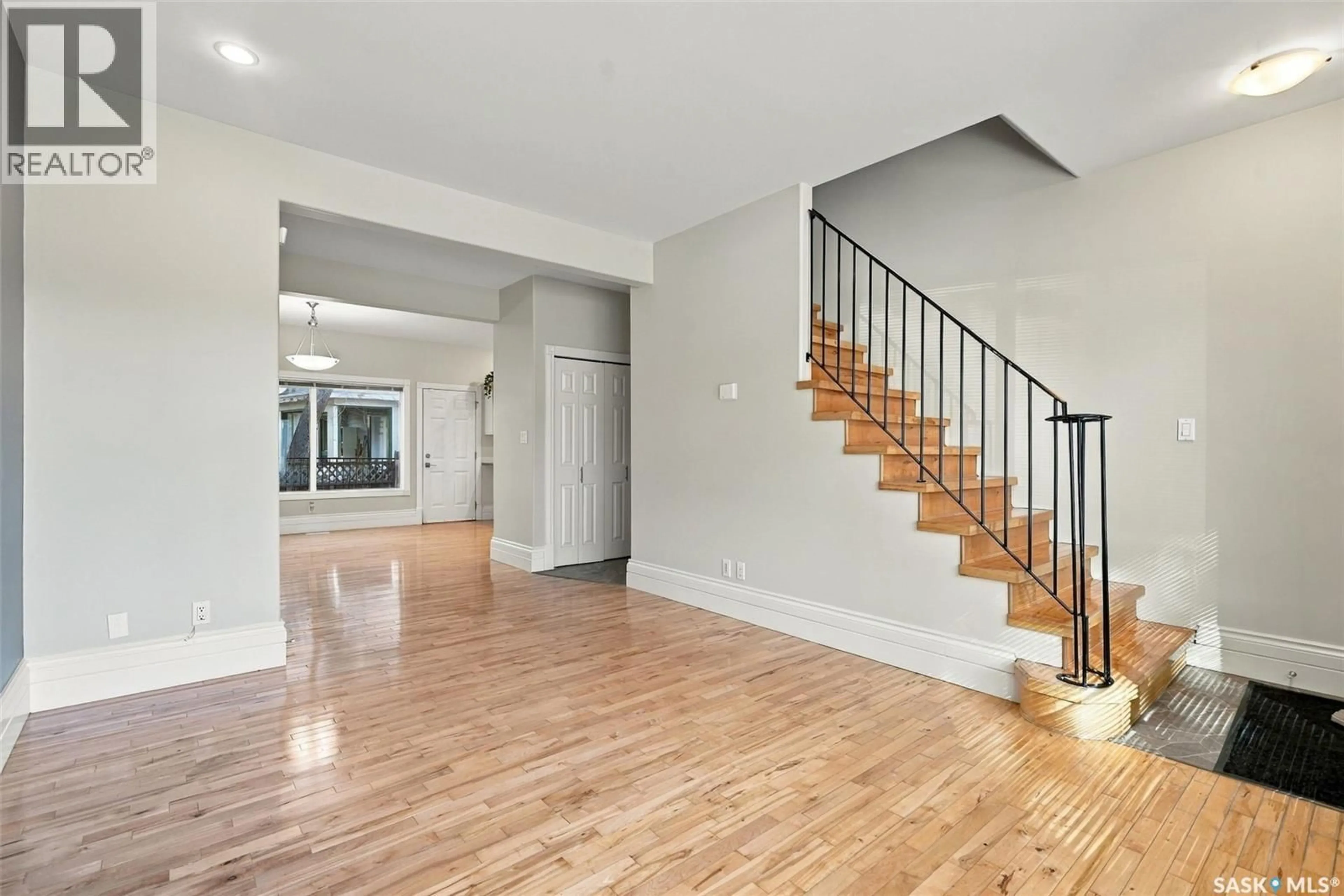 Indoor entryway for 2 - 563 5TH AVENUE, Saskatoon Saskatchewan S7K2R1