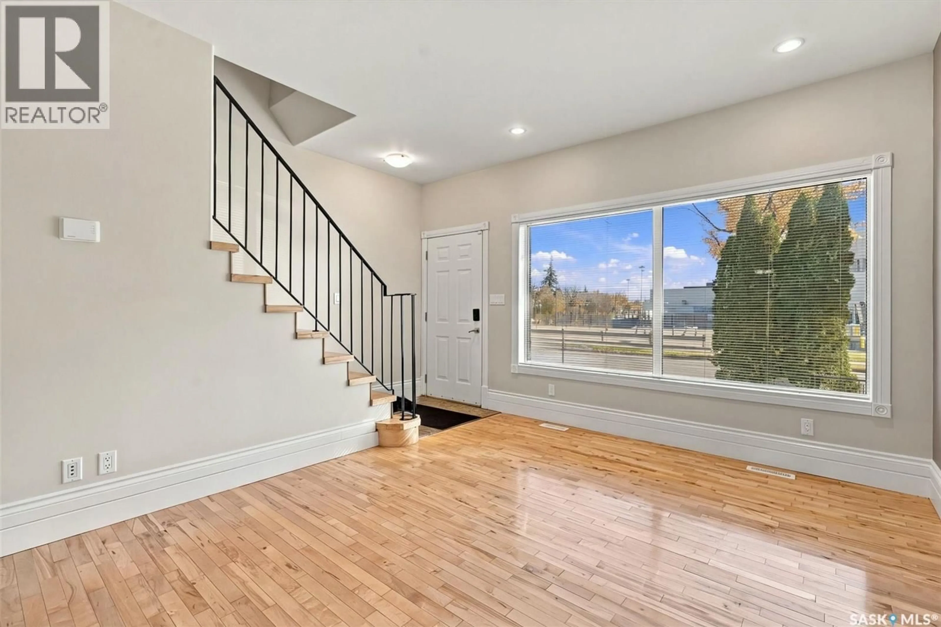 Indoor entryway for 2 - 563 5TH AVENUE, Saskatoon Saskatchewan S7K2R1