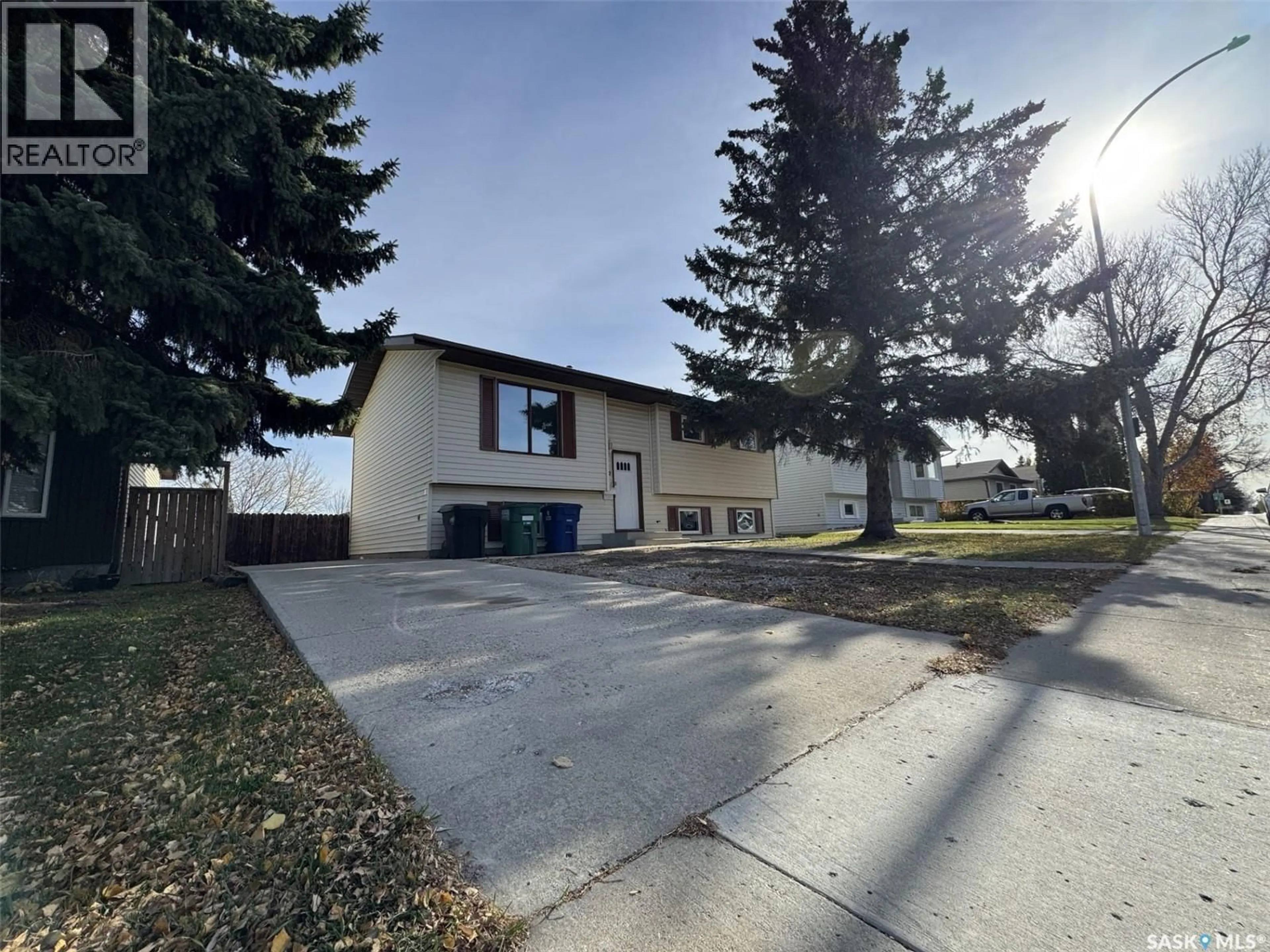 A pic from outside/outdoor area/front of a property/back of a property/a pic from drone, street for 522 SILVERWOOD ROAD, Saskatoon Saskatchewan S7K6R4