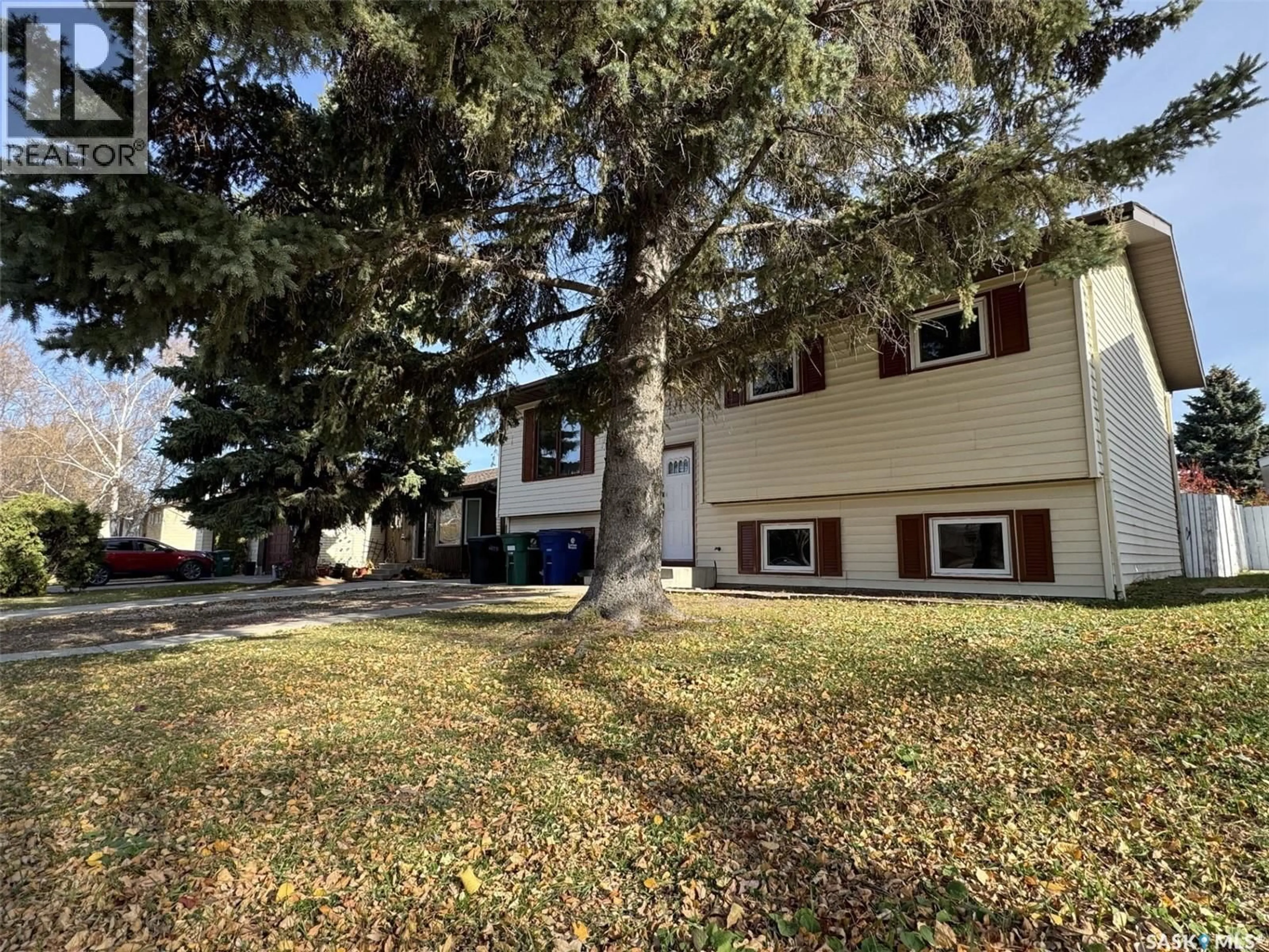 A pic from outside/outdoor area/front of a property/back of a property/a pic from drone, street for 522 SILVERWOOD ROAD, Saskatoon Saskatchewan S7K6R4