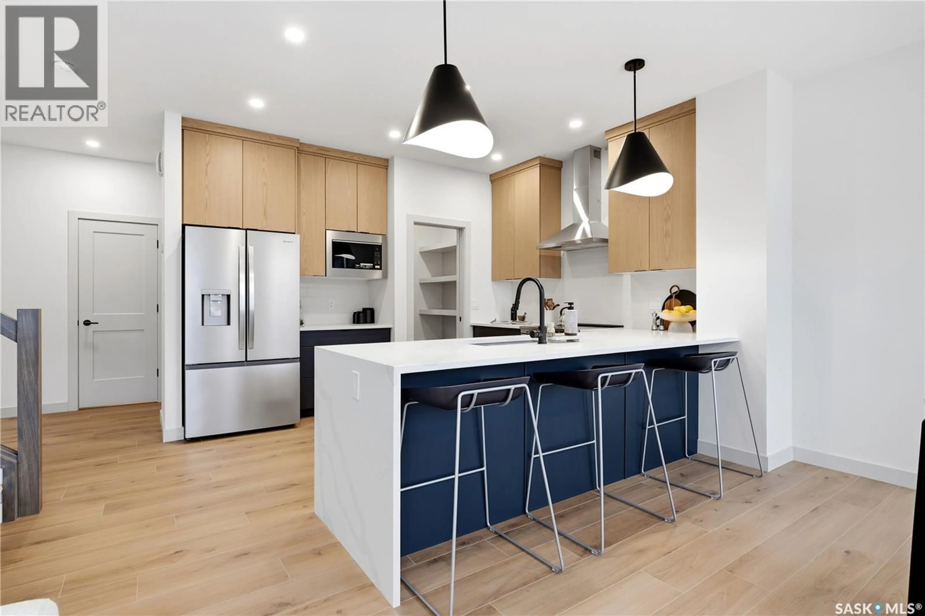 Contemporary kitchen, unknown for 11 VANCOUVER CRESCENT, Pilot Butte Saskatchewan S0G3Z0