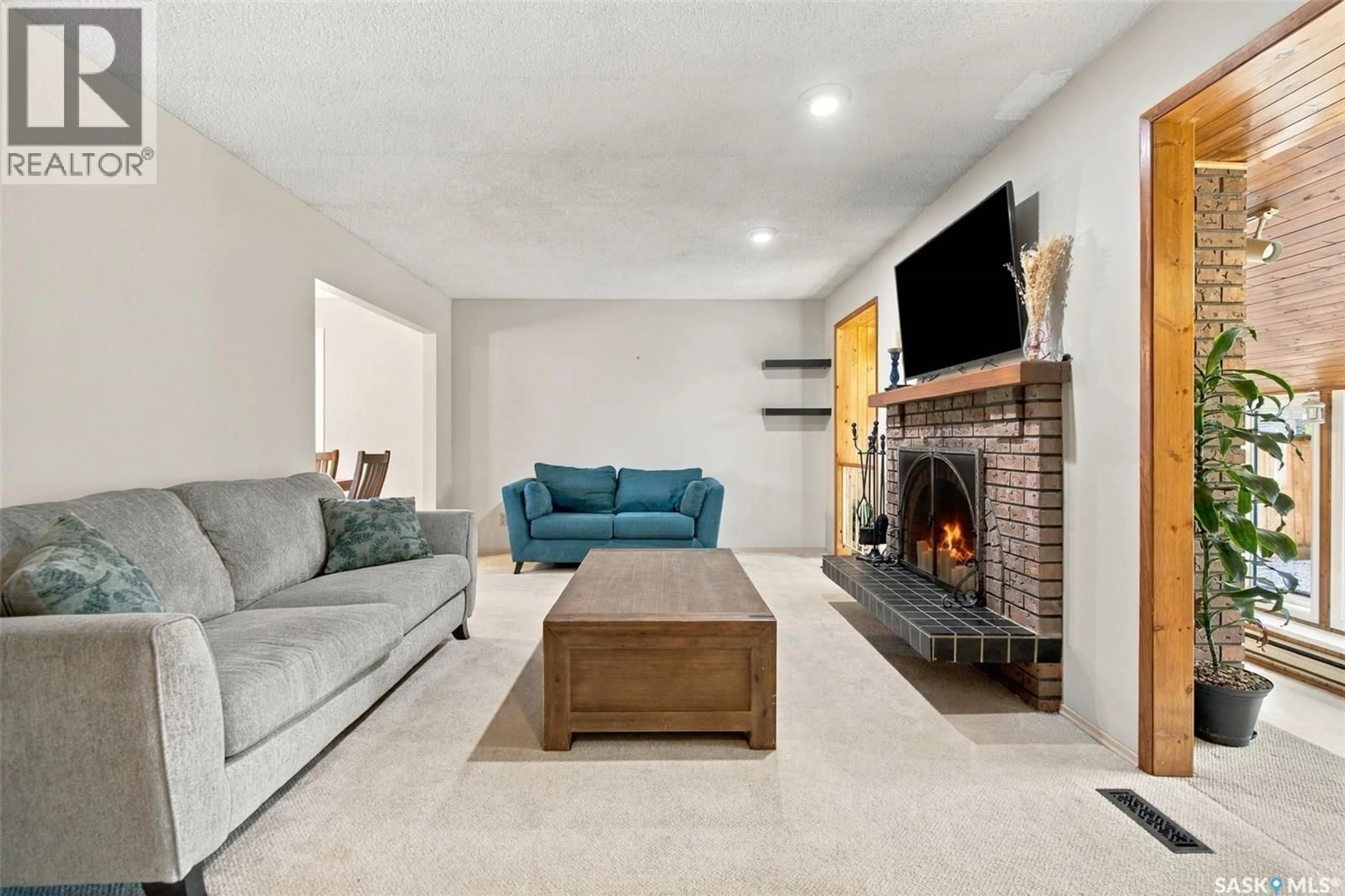Living room with furniture, ceramic/tile floor for 122 MICHENER DRIVE, Regina Saskatchewan S4V0G8
