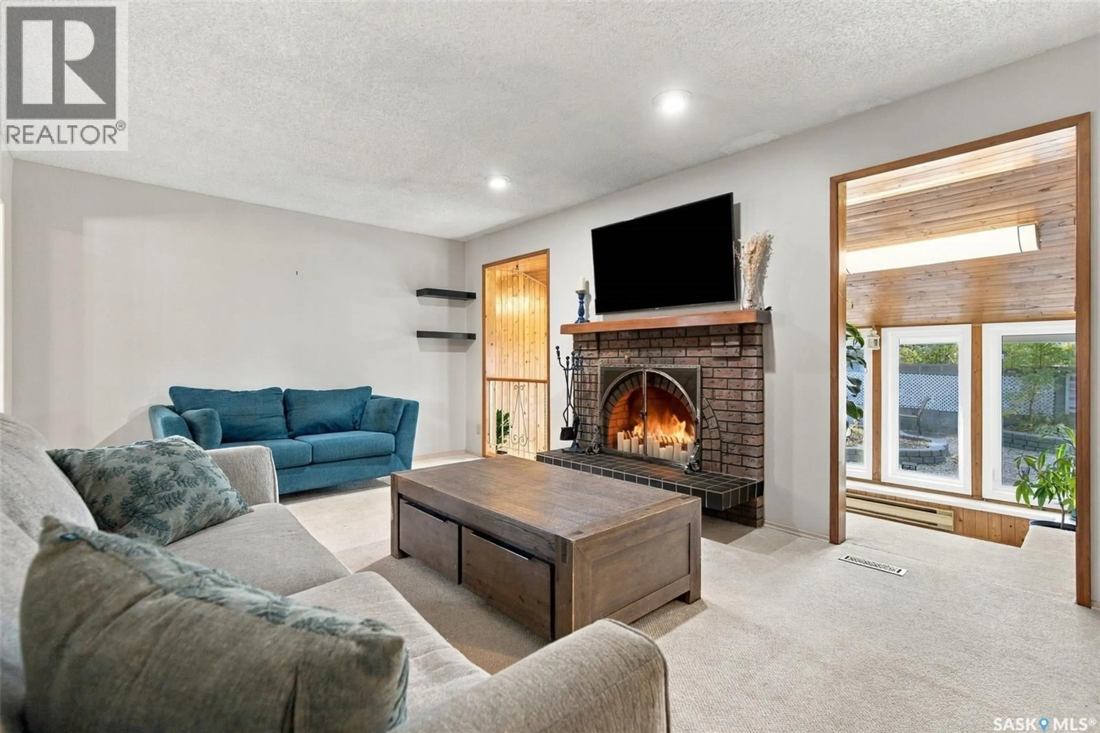 Living room with furniture, unknown for 122 MICHENER DRIVE, Regina Saskatchewan S4V0G8