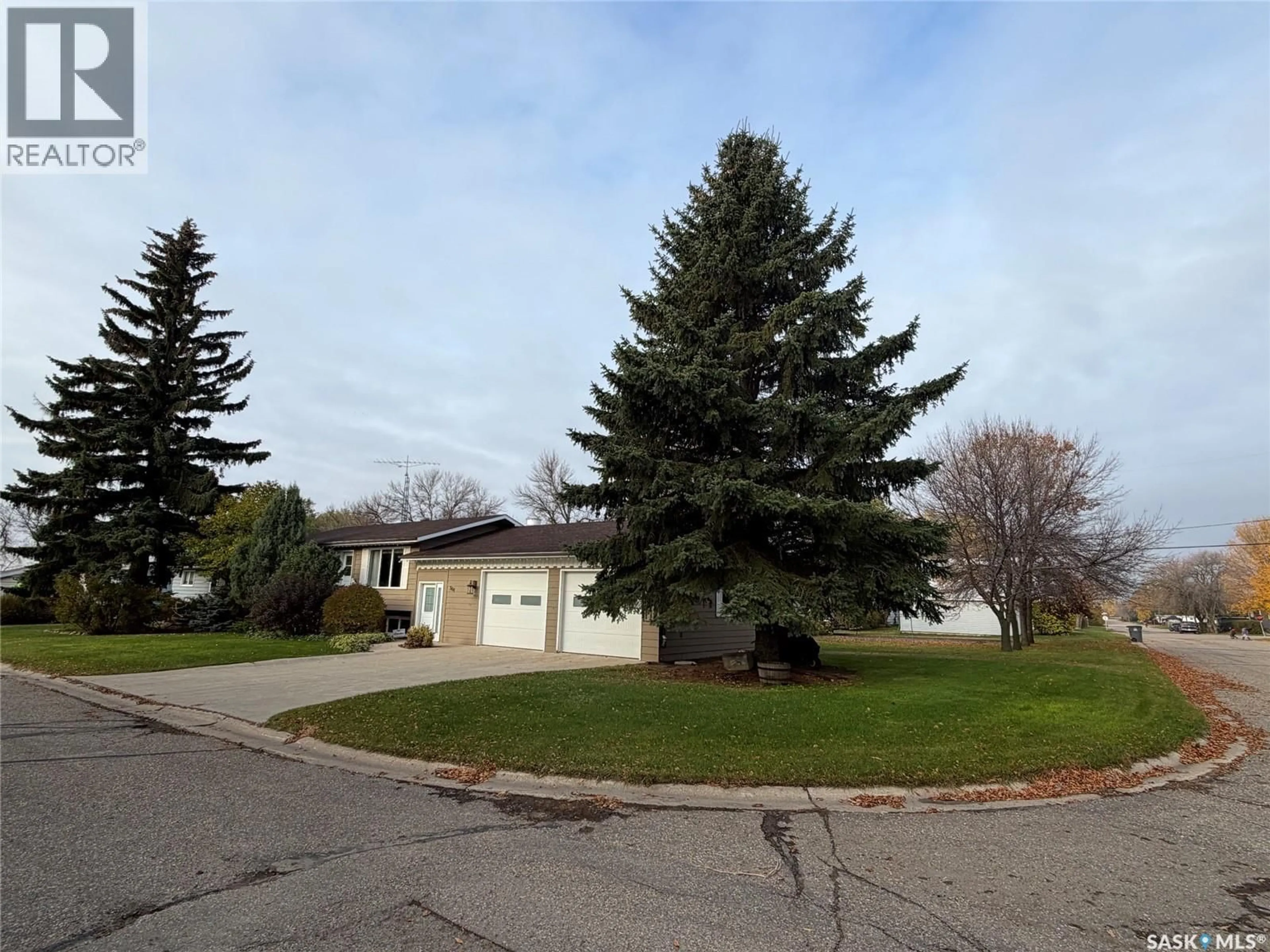 A pic from outside/outdoor area/front of a property/back of a property/a pic from drone, street for E - 304 1ST STREET, Carnduff Saskatchewan S0C0S0