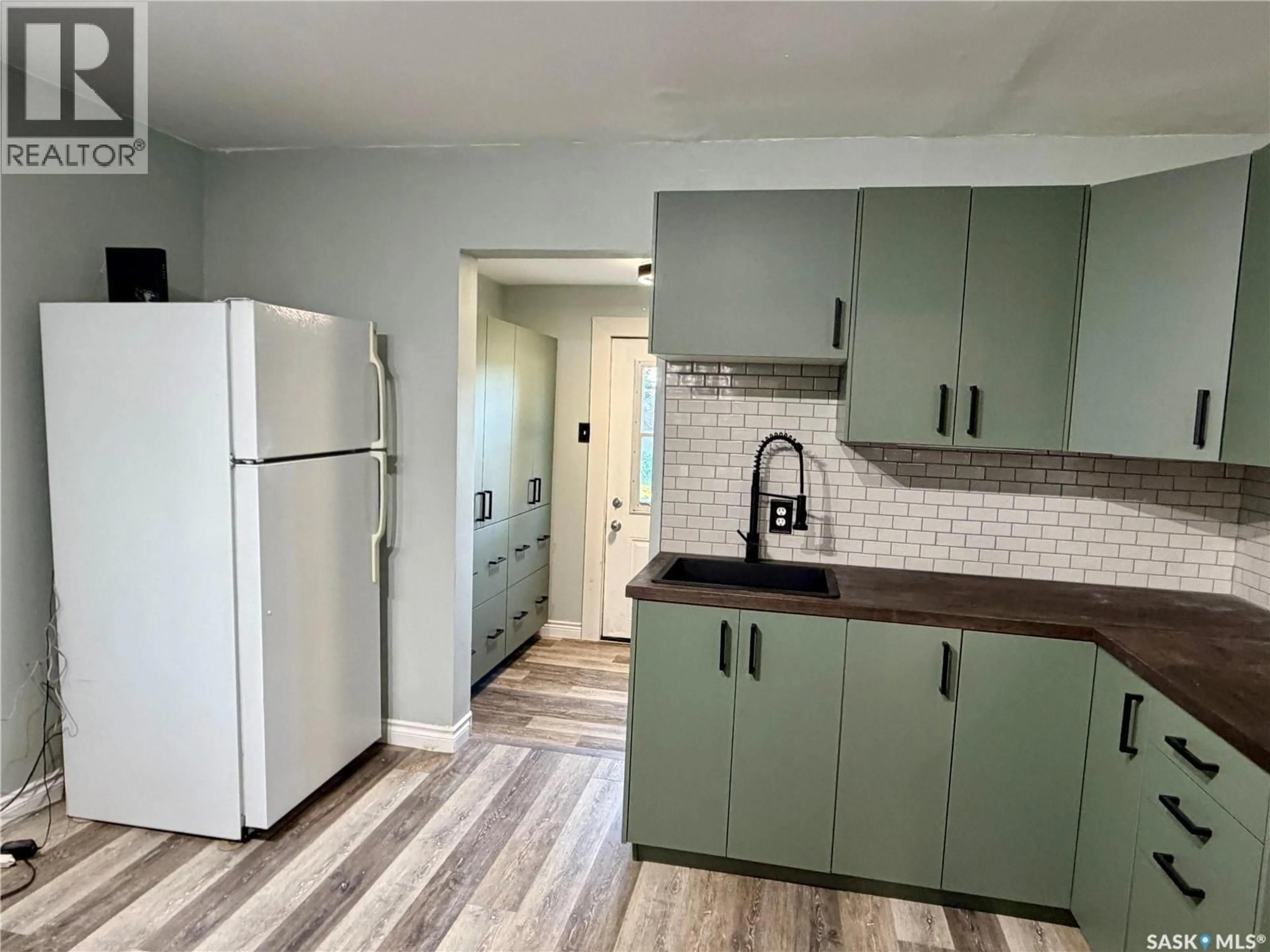 Standard kitchen, unknown for 302 3RD STREET, Medstead Saskatchewan S0M1W0