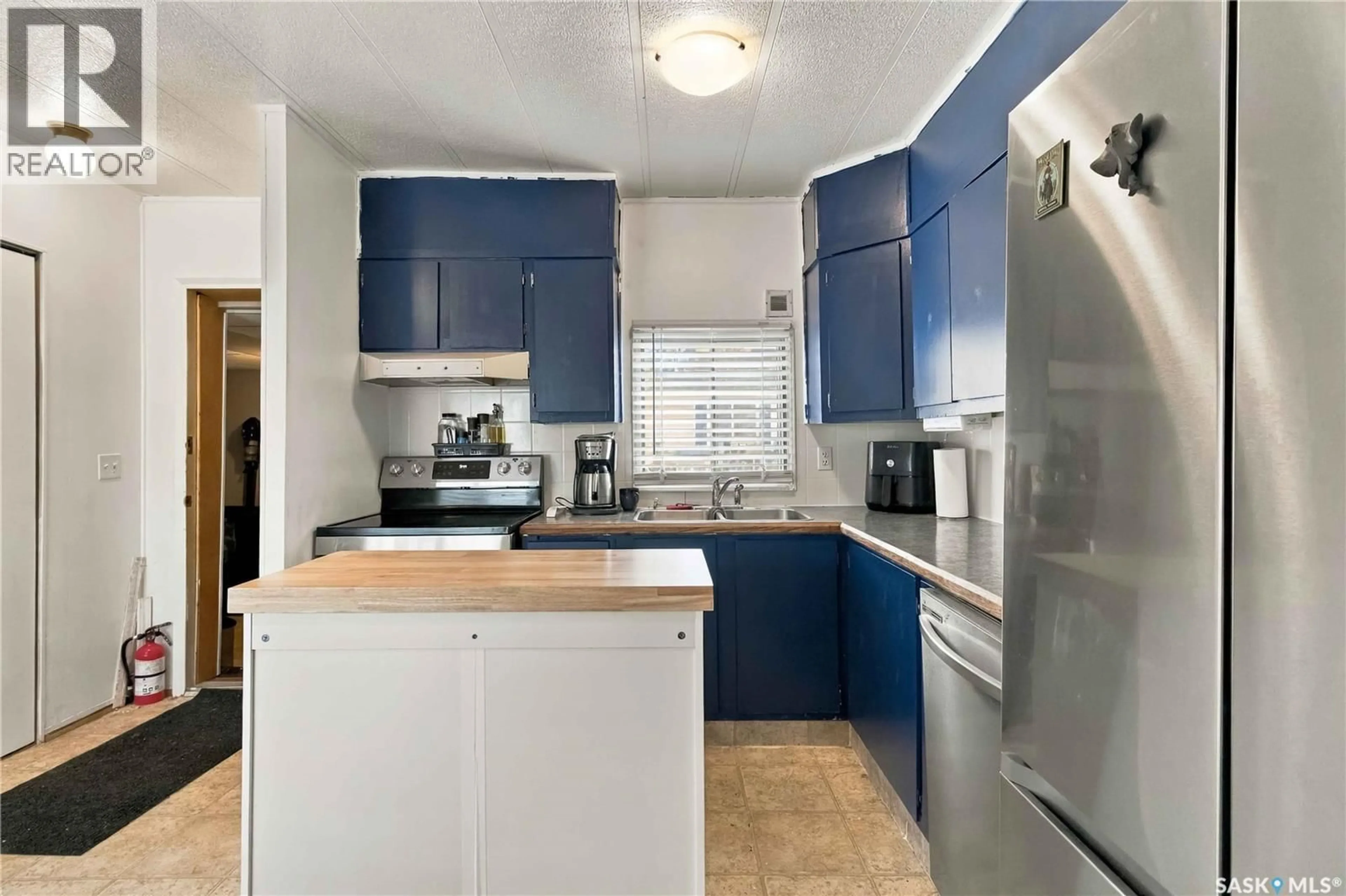 Standard kitchen, ceramic/tile floor for 1035 - 68 BOYCHUK DRIVE, Saskatoon Saskatchewan S7H5B2