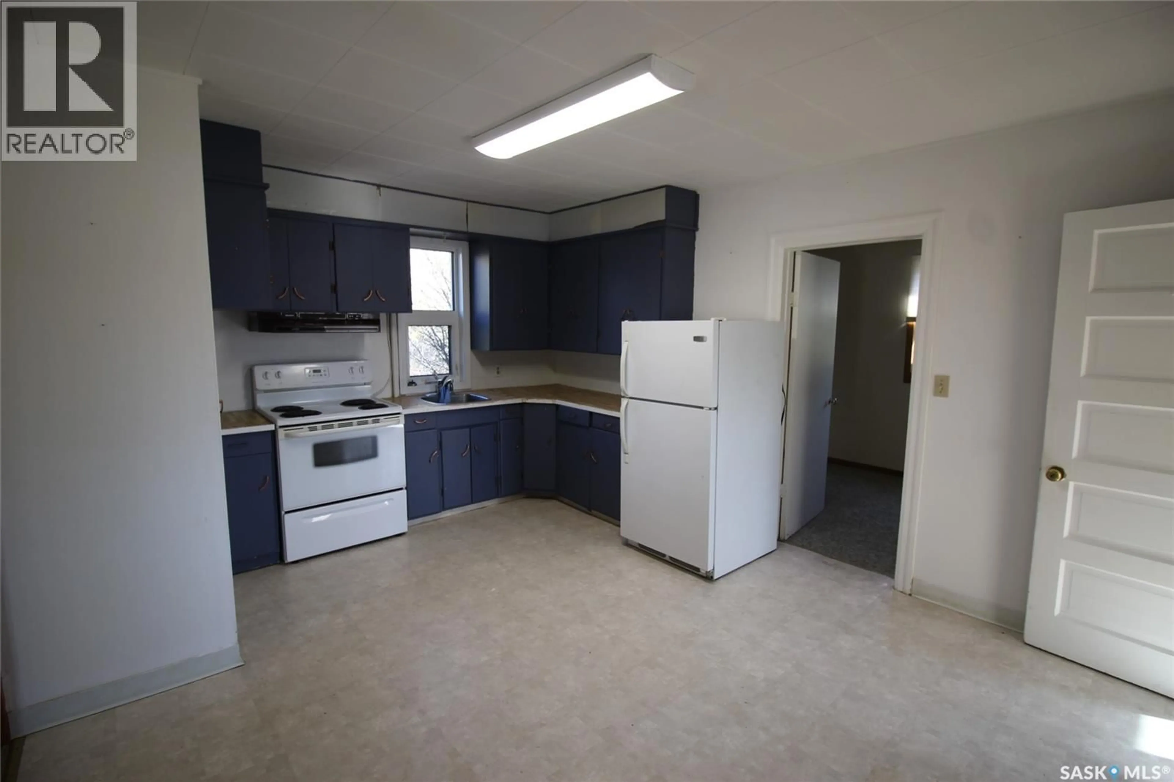 Standard kitchen, unknown for 204 1ST STREET, Climax Saskatchewan S0N0N0