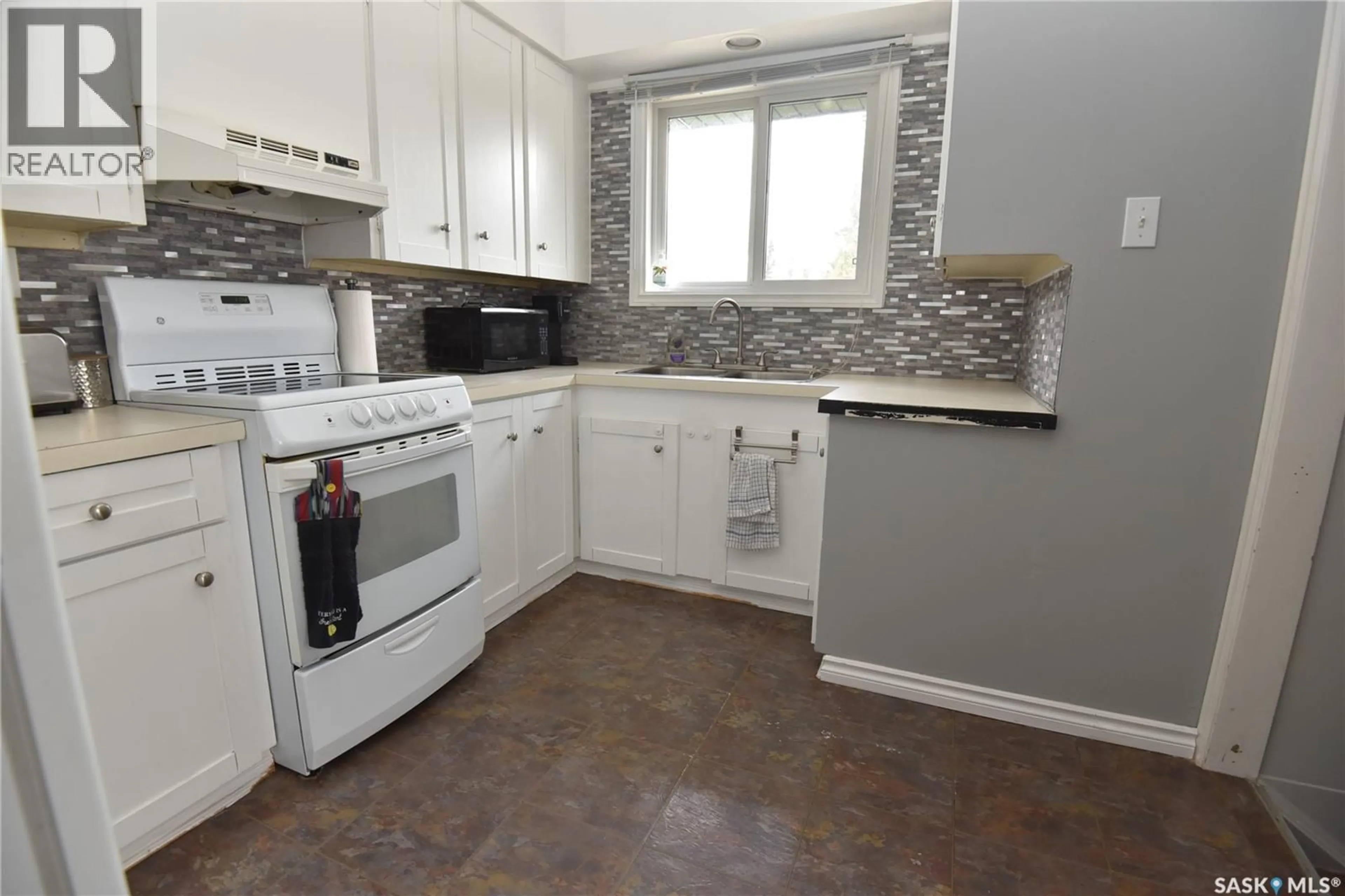 Standard kitchen, unknown for 415 8TH AVENUE, Nipawin Saskatchewan S0E1E0