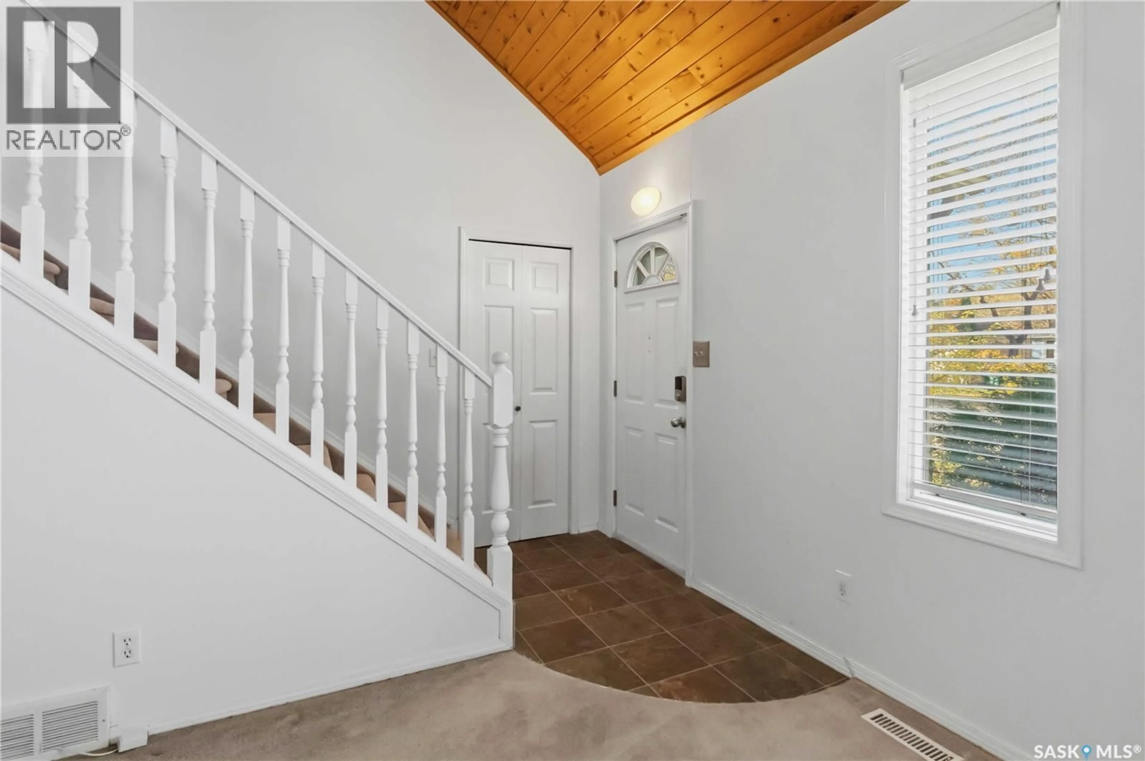 Indoor entryway for 826 I AVENUE, Saskatoon Saskatchewan S7L2H3