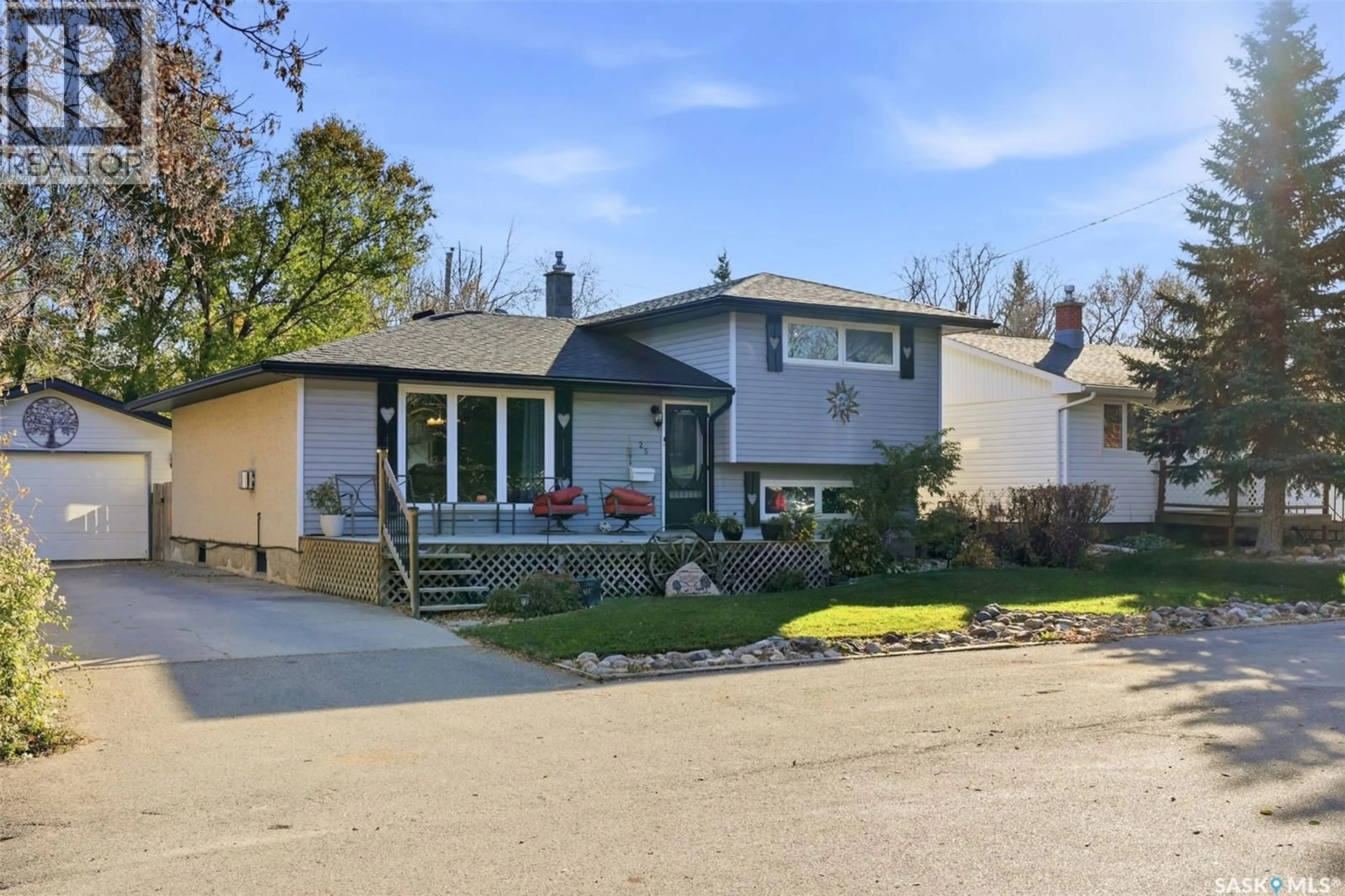Home with vinyl exterior material, street for 25 SHORT STREET, Lumsden Saskatchewan S0G3C0