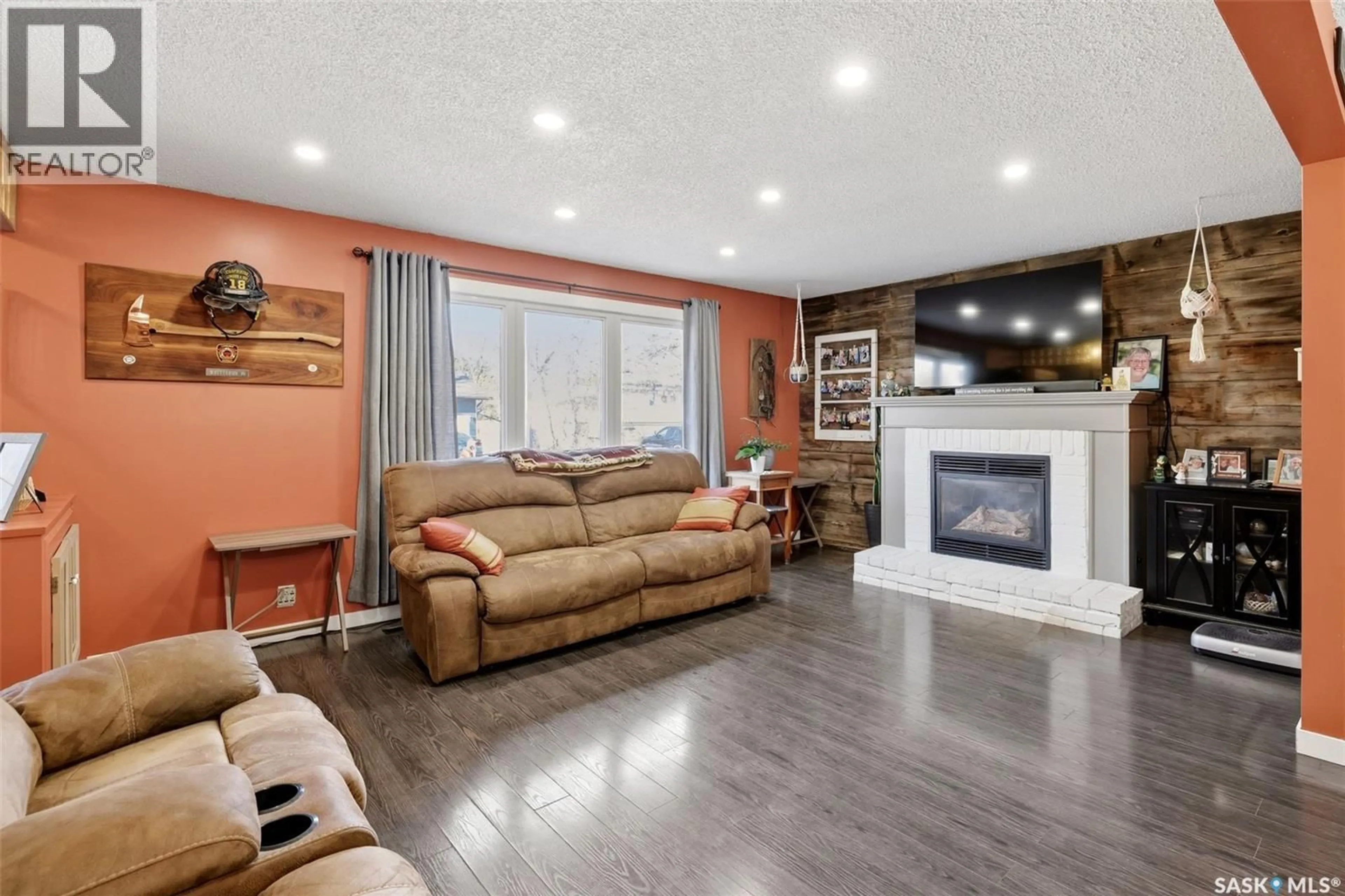 Living room with furniture, wood/laminate floor for 25 SHORT STREET, Lumsden Saskatchewan S0G3C0