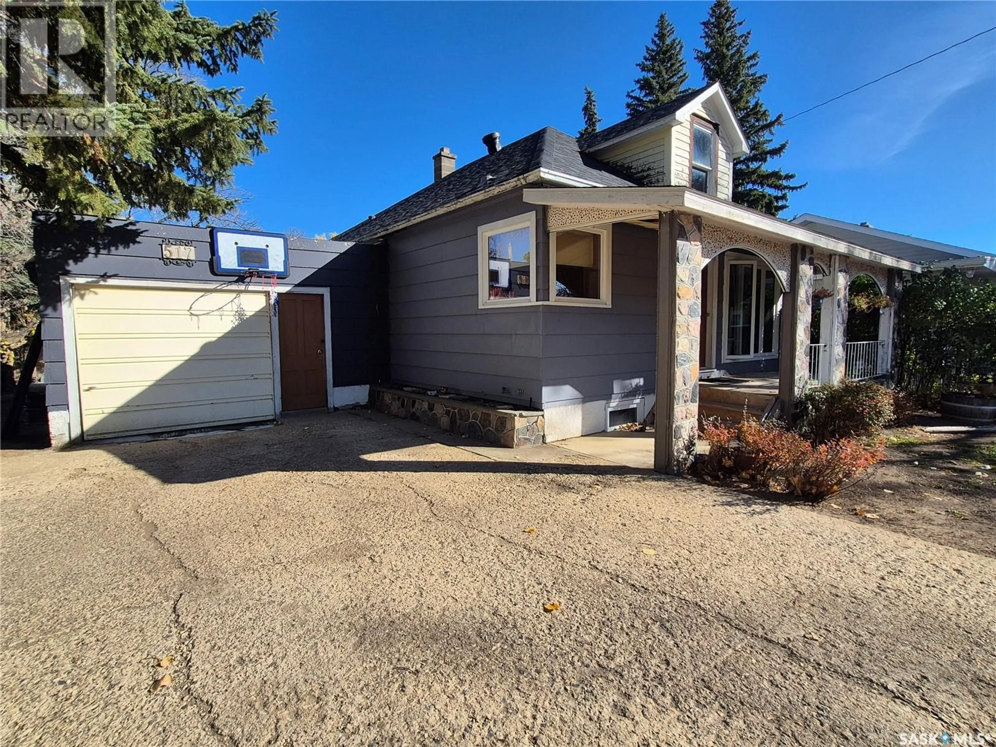 A pic from outside/outdoor area/front of a property/back of a property/a pic from drone, street for 517 BERTRAND AVENUE, Radville Saskatchewan S0C2G0