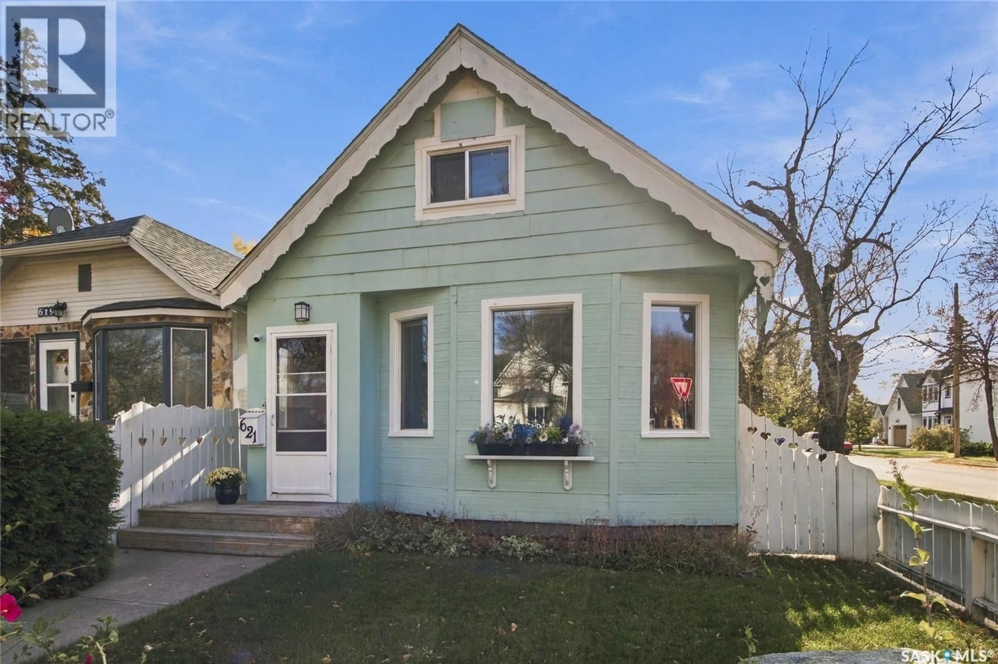 Home with vinyl exterior material, street for 621 31ST STREET, Saskatoon Saskatchewan S7L0R4