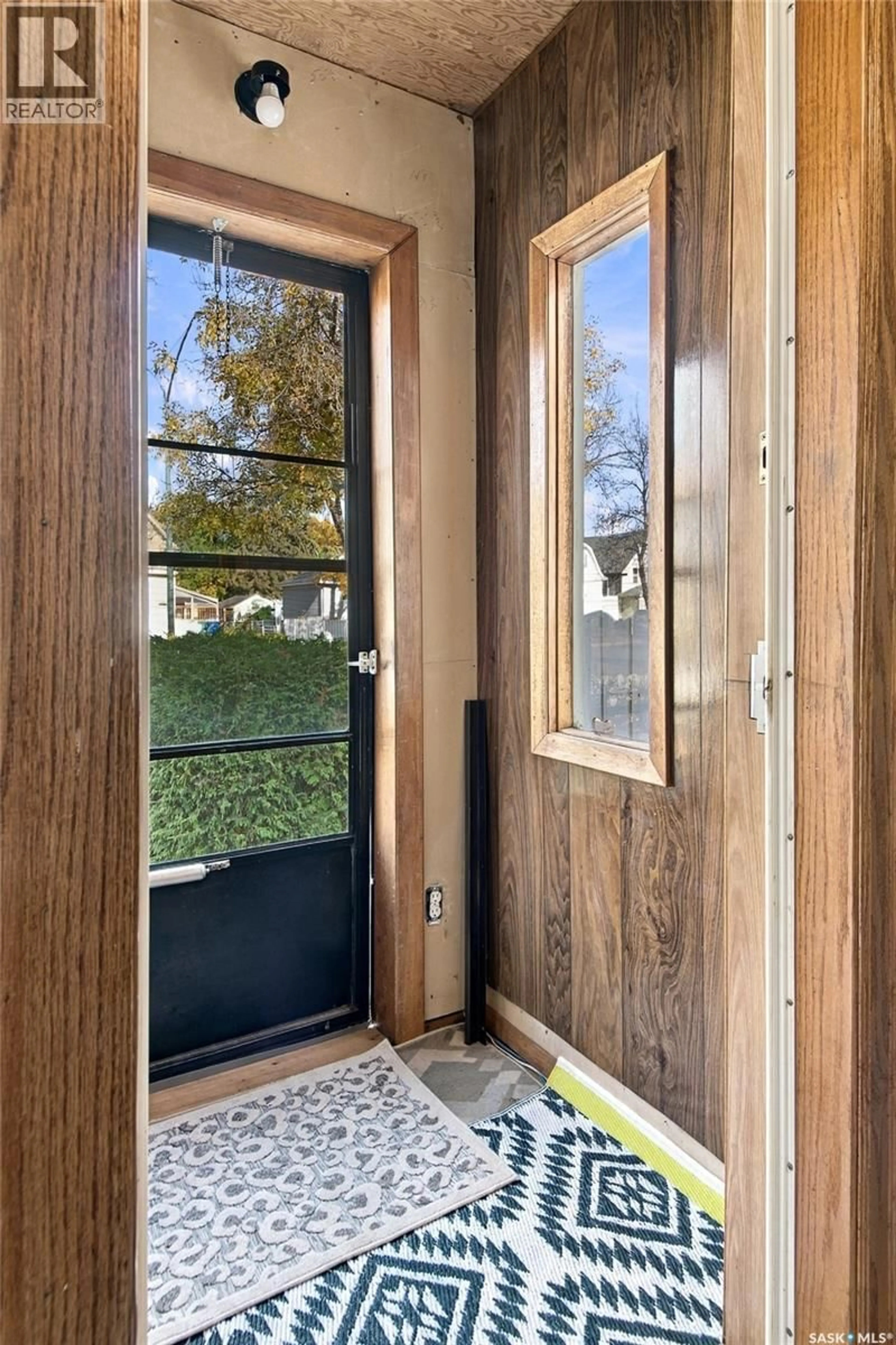 Indoor entryway for 621 31ST STREET, Saskatoon Saskatchewan S7L0R4