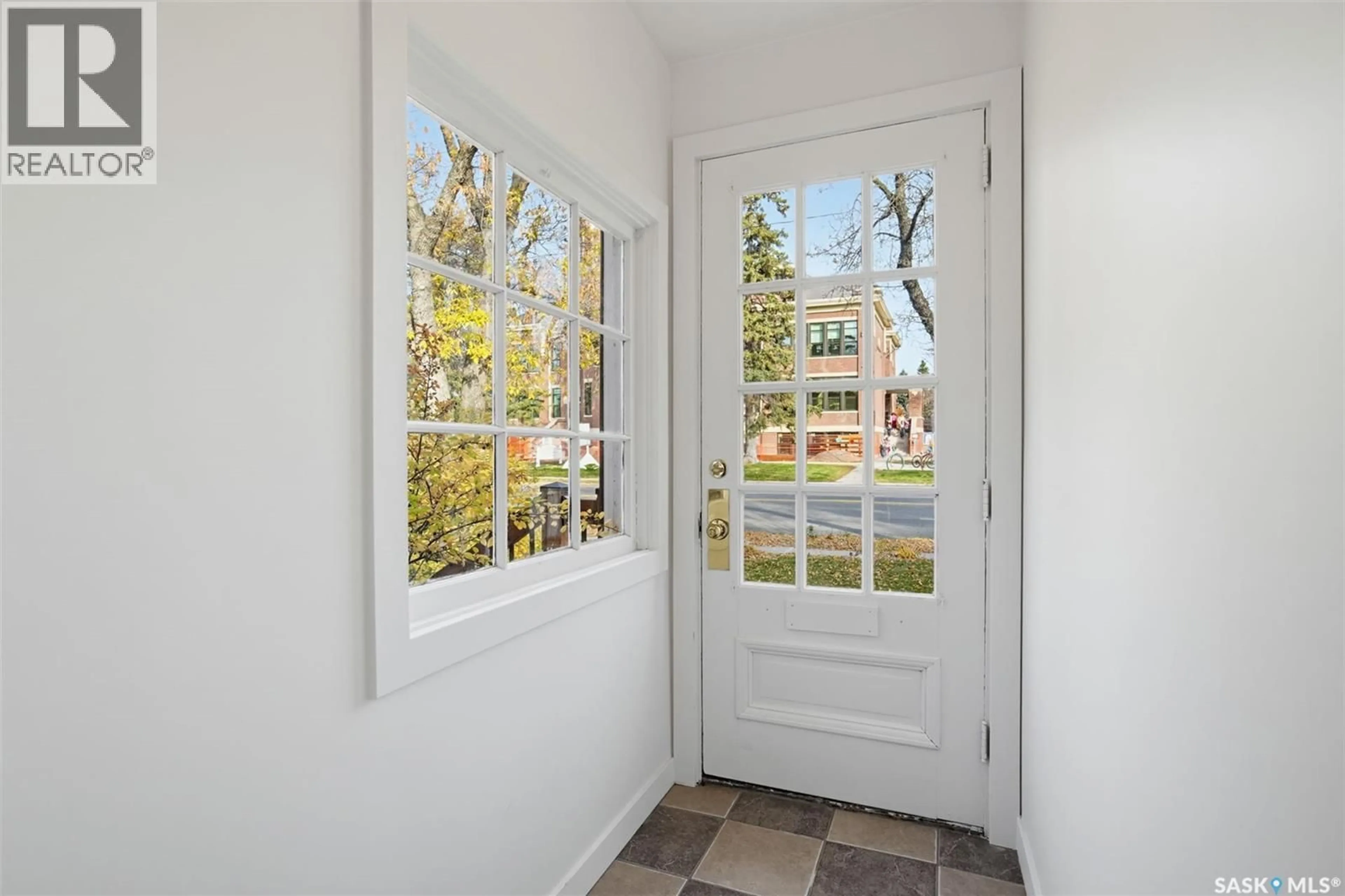 Indoor entryway for 615 CLARENCE AVENUE, Saskatoon Saskatchewan S7H2E1