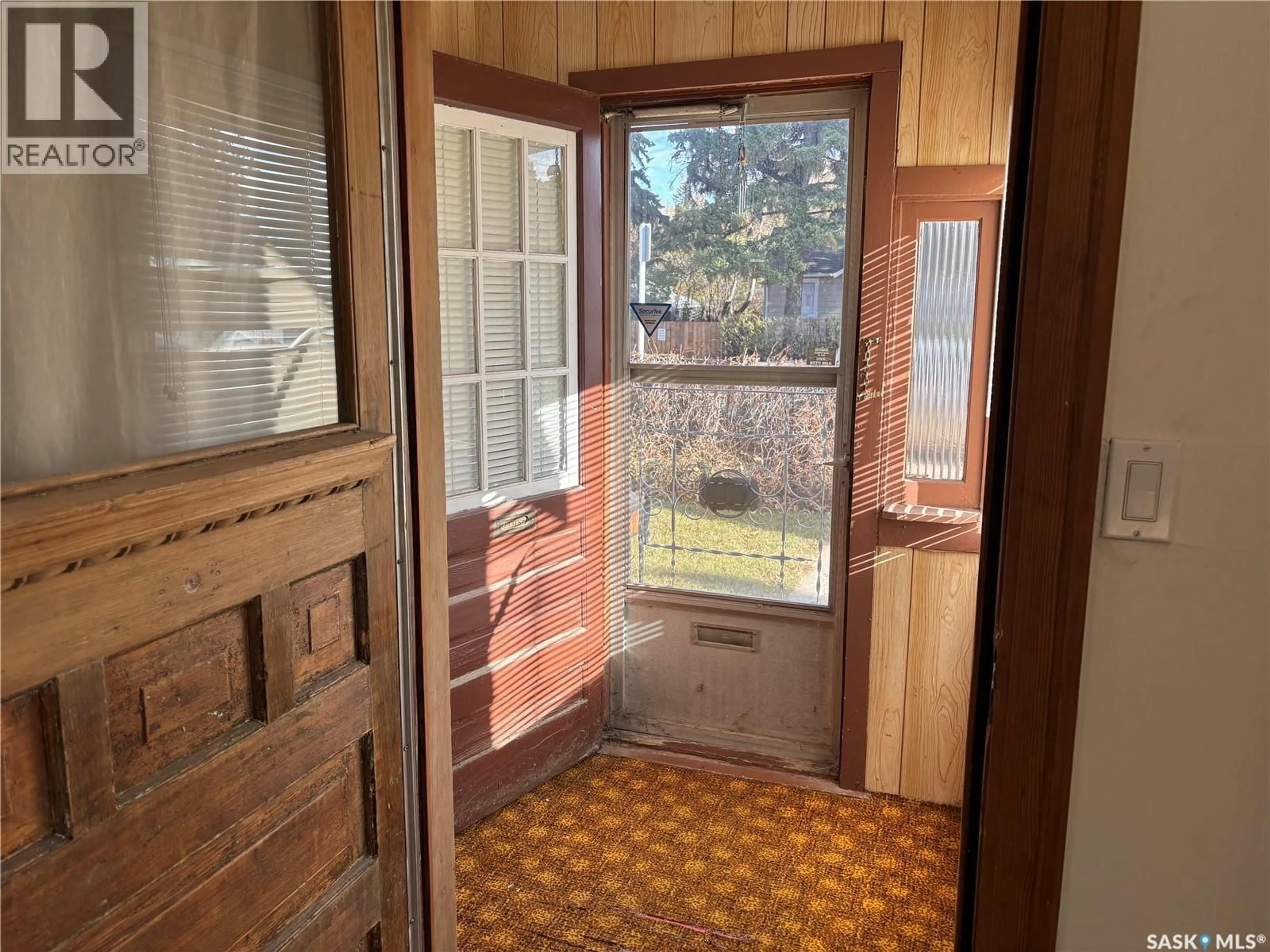 Indoor entryway for 451 T AVENUE, Saskatoon Saskatchewan S7M3B3